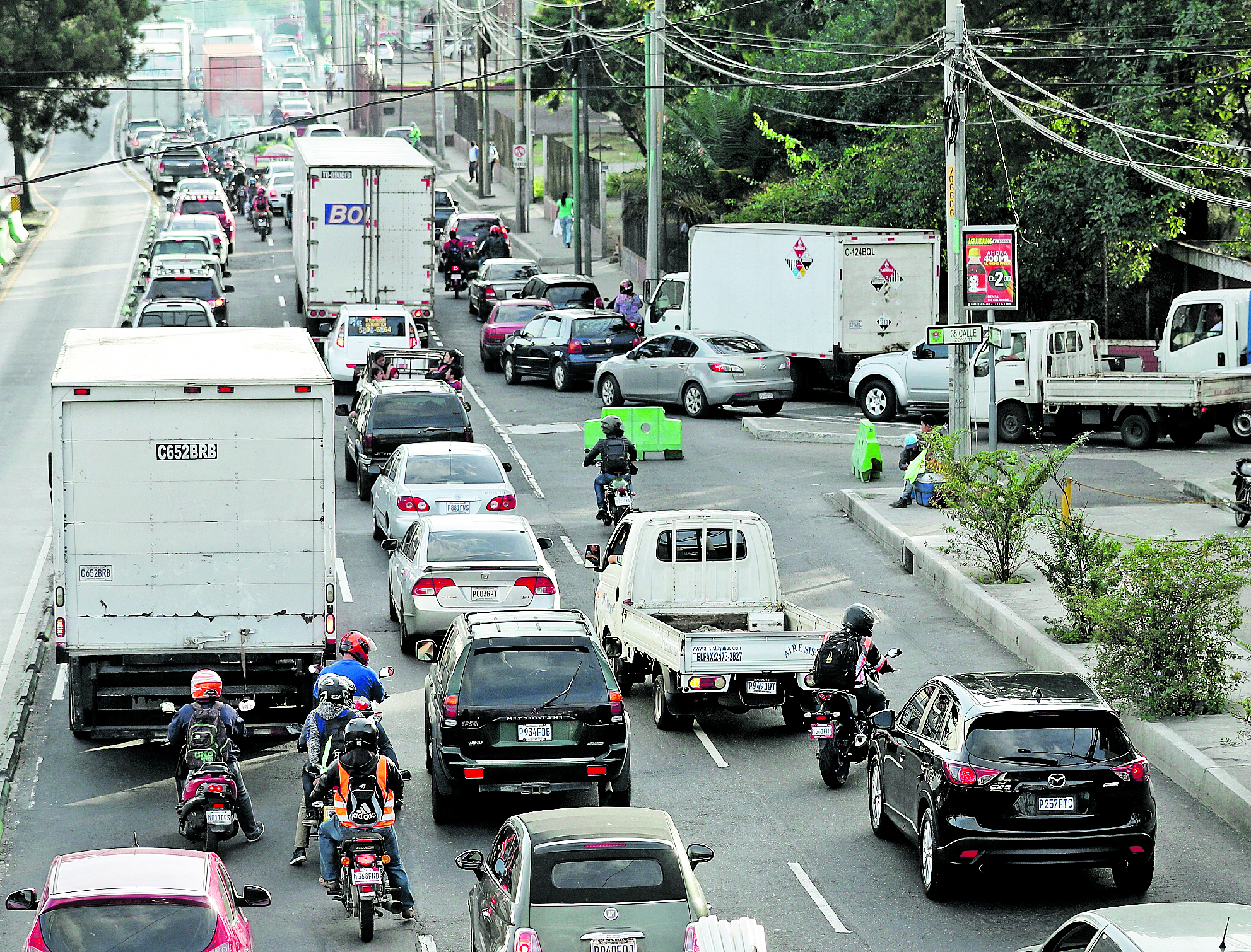 Emetra ha recibido denuncias por daños en retrovisores de vehículos, ocasionados por motoristas.(Prensa Libre: Hemeroteca PL)