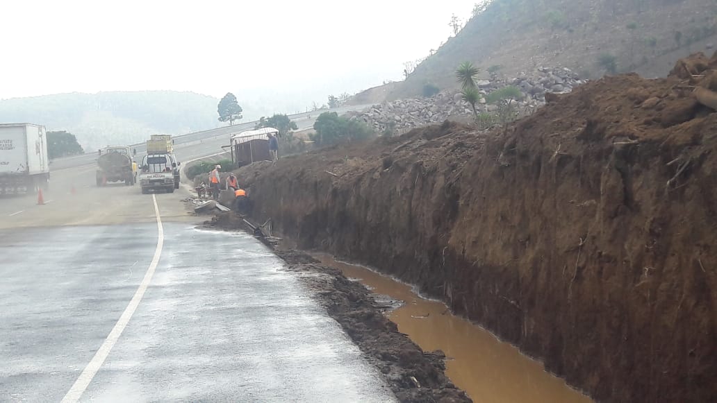 Aún hay agua emposada en zanjas donde operarios contruirán cunetas. (Foto Prensa Libre: Andrea Domínguez)