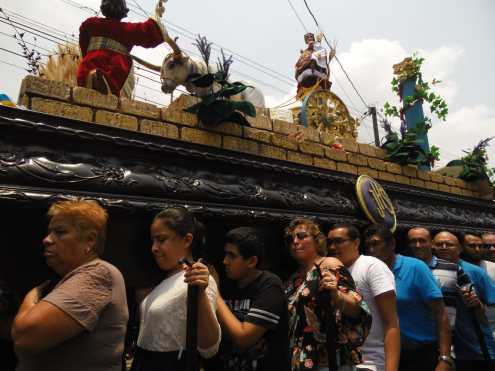 El mensaje de la procesión está basado en el Evangelio según San Mateo y capítulo 13, sobre la parábola del Trigo y la Cizaña. Foto Prensa Libre: Néstor Galicia 
