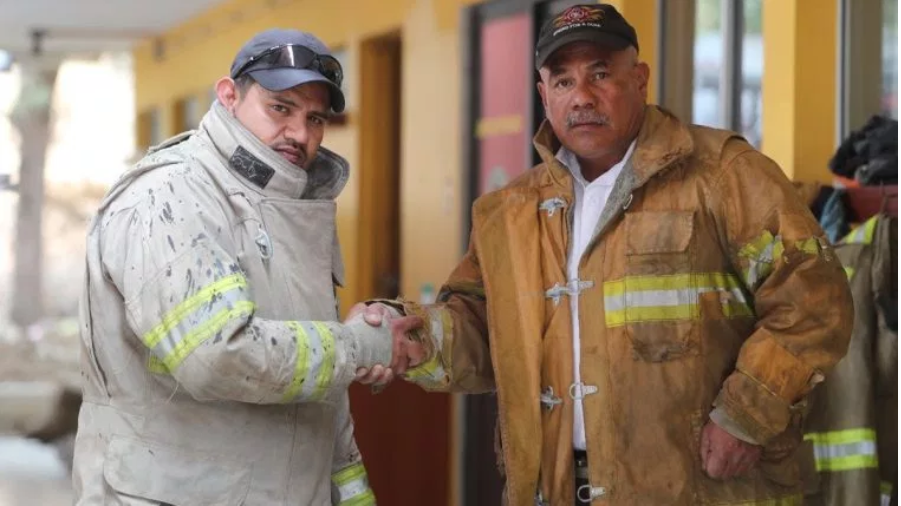 Erick Pérez Arrollo, de 36 años y Raúl Martínez, 61. Bomberos Voluntarios de la cien compañía con sede en Mixco: Foto Prensa Libre: Erick Ávila)