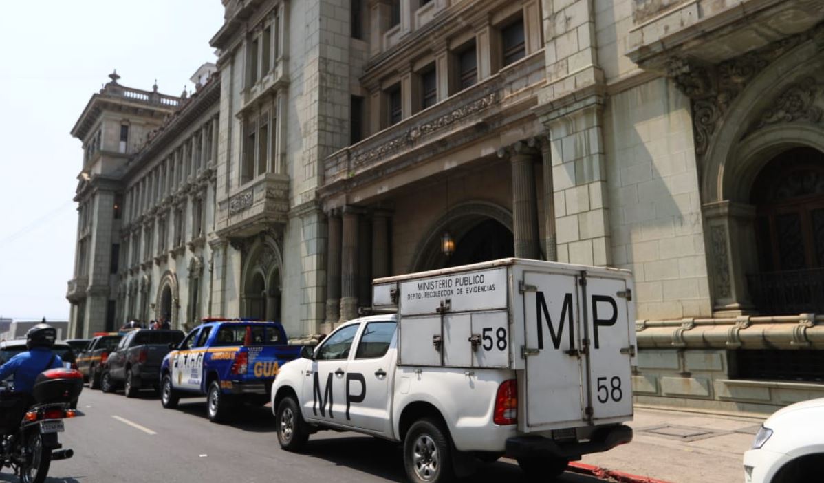 Fiscales del Ministerio Público se encuentran en el Palacio. (Foto Prensa Libre: Carlos Ovalle)