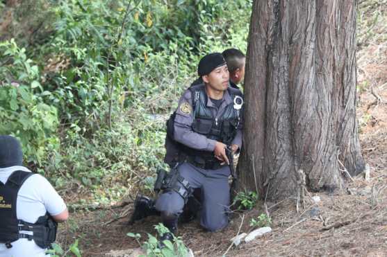 Los elementos de seguridad permanecen alerta en los alrededores. Foto Prensa Libre: Érick Ávila 