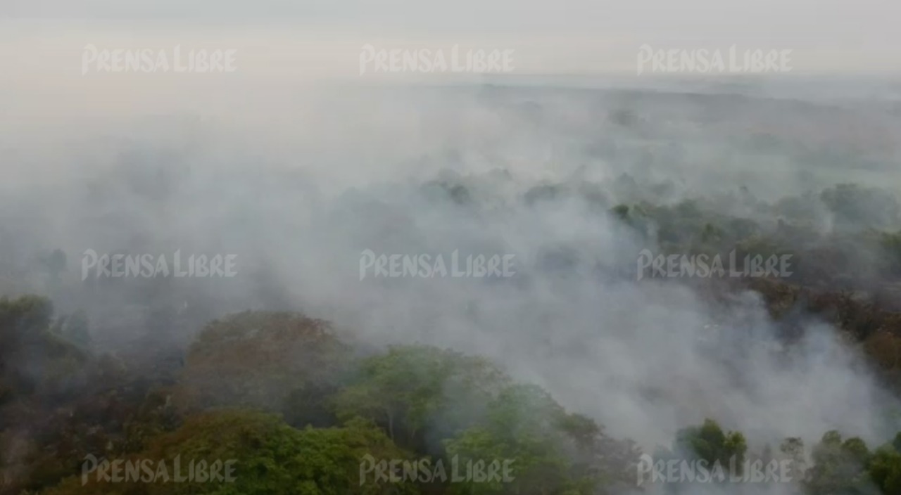 Un incendio forestal consume manglares de Retalhuleu. (Foto Prensa Libre con drone: Rolando Miranda)