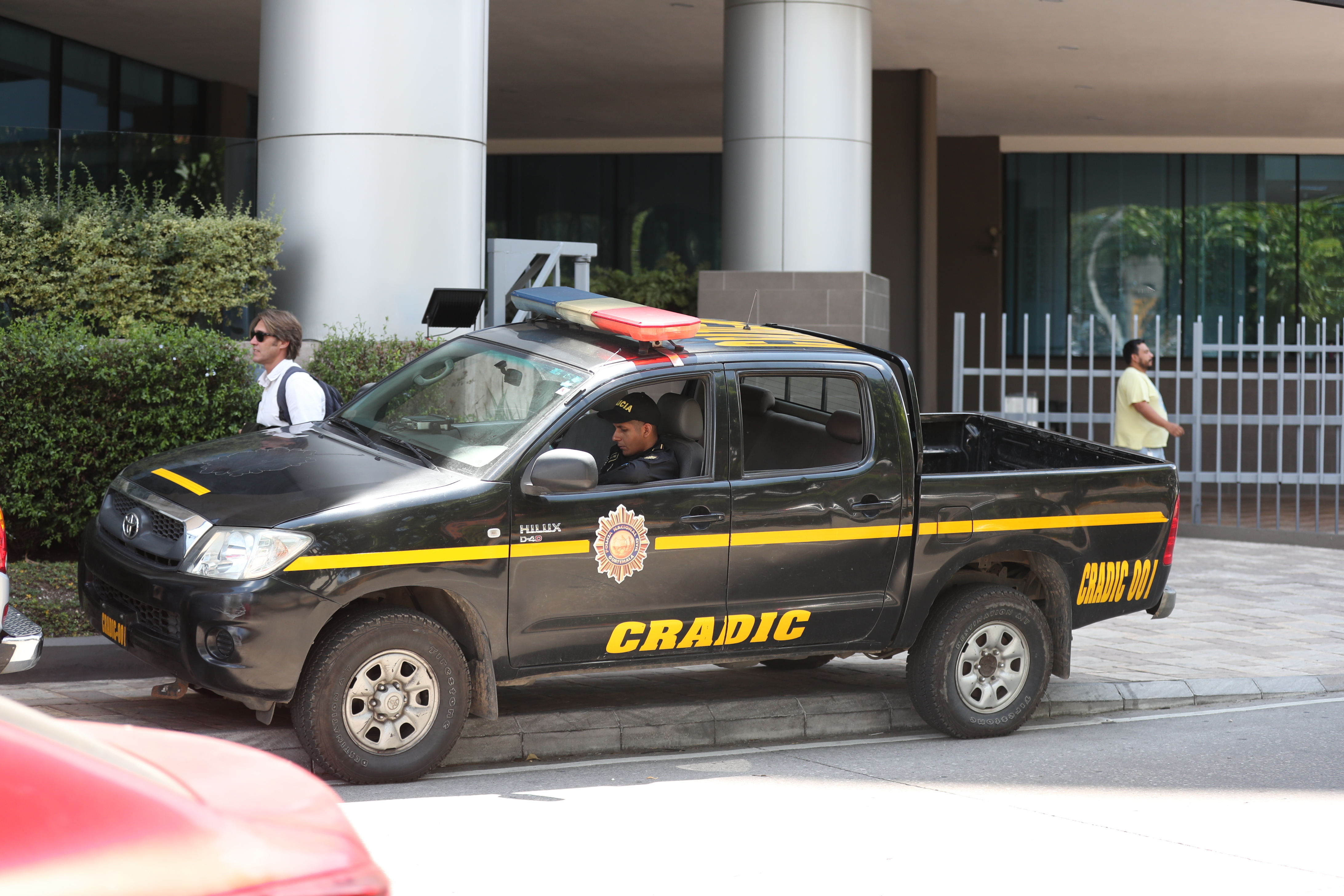FECI y CICIG realizaron allanamientos en un edificio de la zona 9 en busca de más información de Alejandro Sinibaldi. Foto Prensa Libre Raúl Juárez