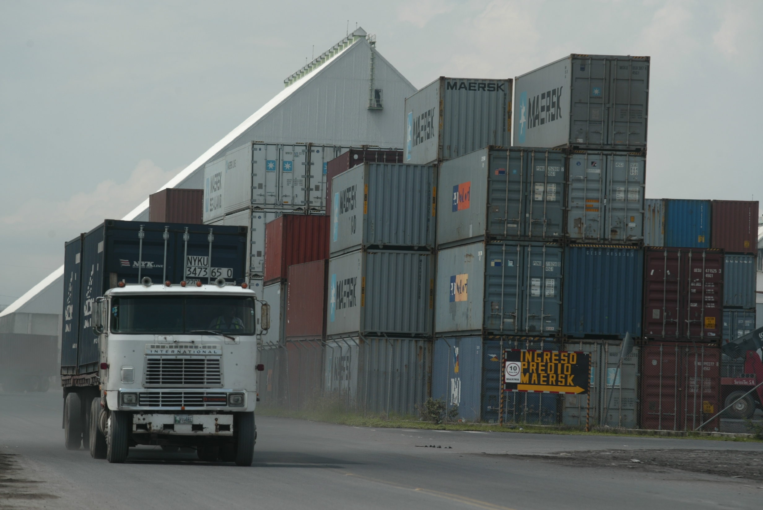 El muelle comercial de EPQ atiende carga a granel y contenerizada.  (Foto Prensa Libre: Hemeroteca) 