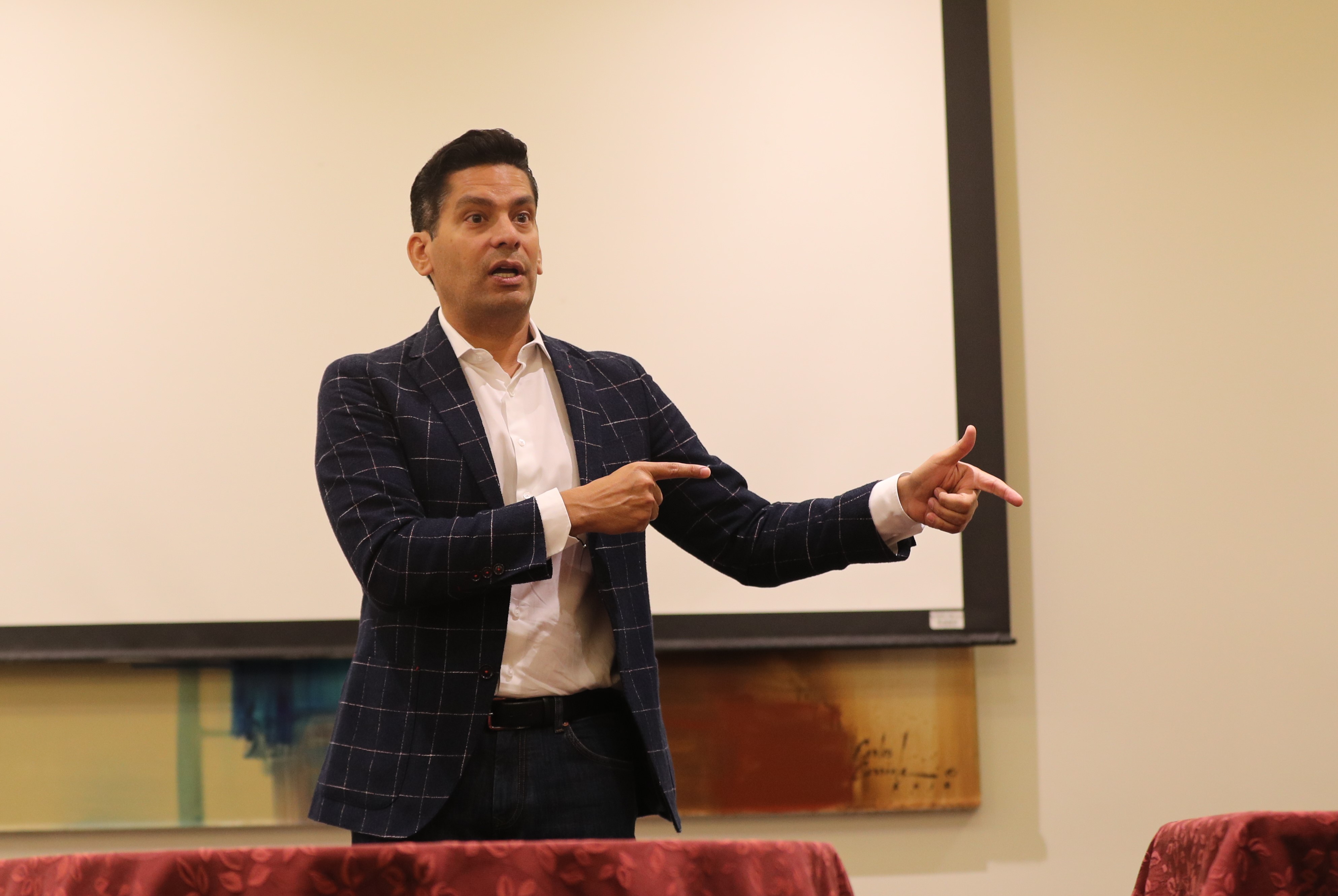 Ismael Cala, periodista cubano, habla a jóvenes sobre la importancia de la inteligencia emocional. (Foto Prensa Libre: Fátima Herrera)