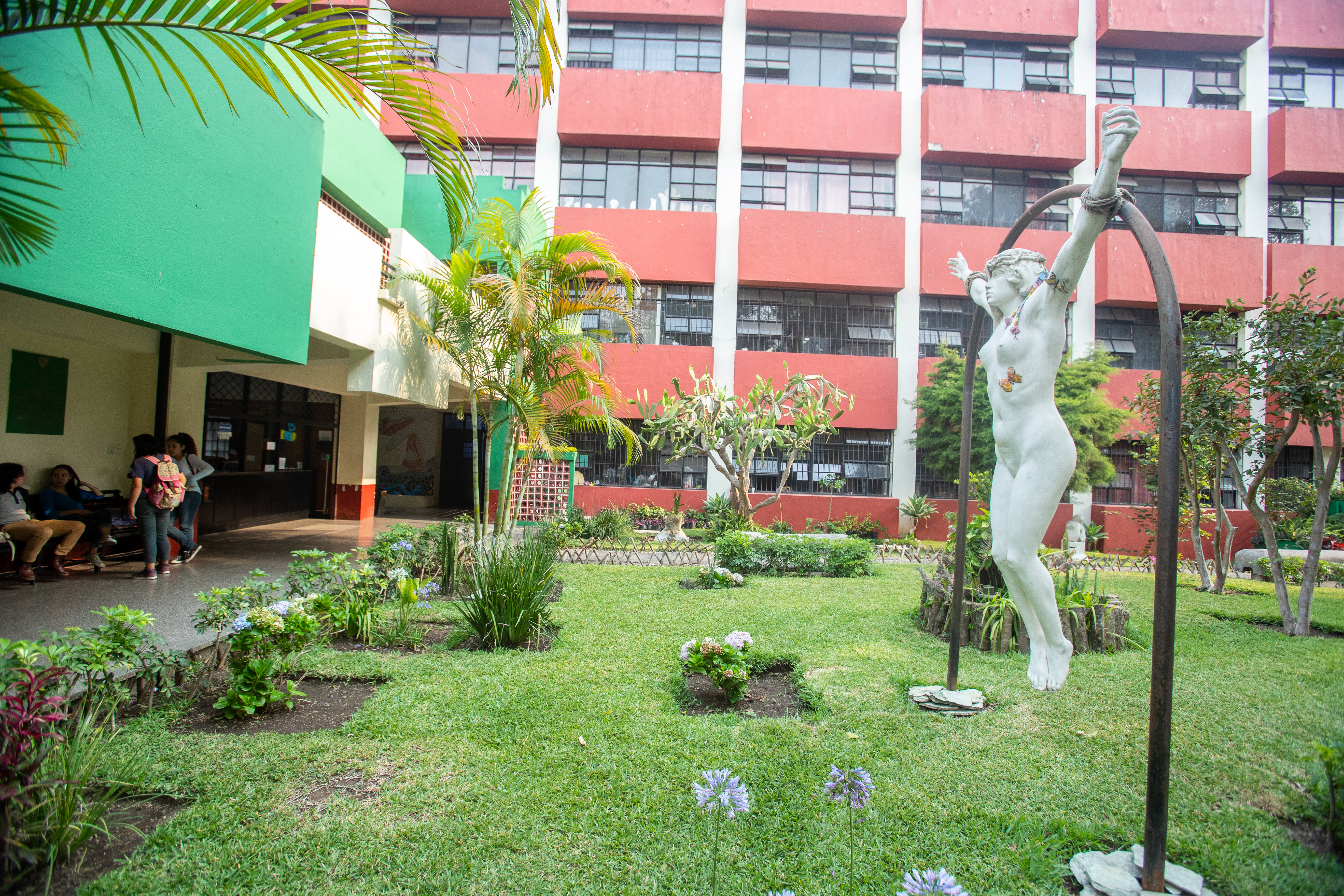 Un recorrido por las aulas de la Escuela Nacional de Artes Plásticas (ENAP).  Aquí han salidos reconocidos artistas guatemaltecos.  (Foto Prensa Libre: Juan Diego González).