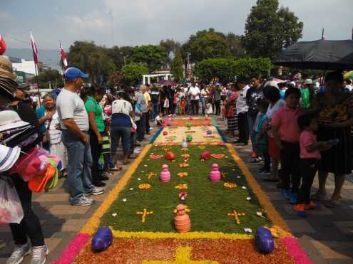 El cortejo recorre las calles aledañas a la iglesia y las personas realizan alfombras de aserrín para agradecer las bendiciones recibidas. Foto Prensa Libre: Néstor Galicia