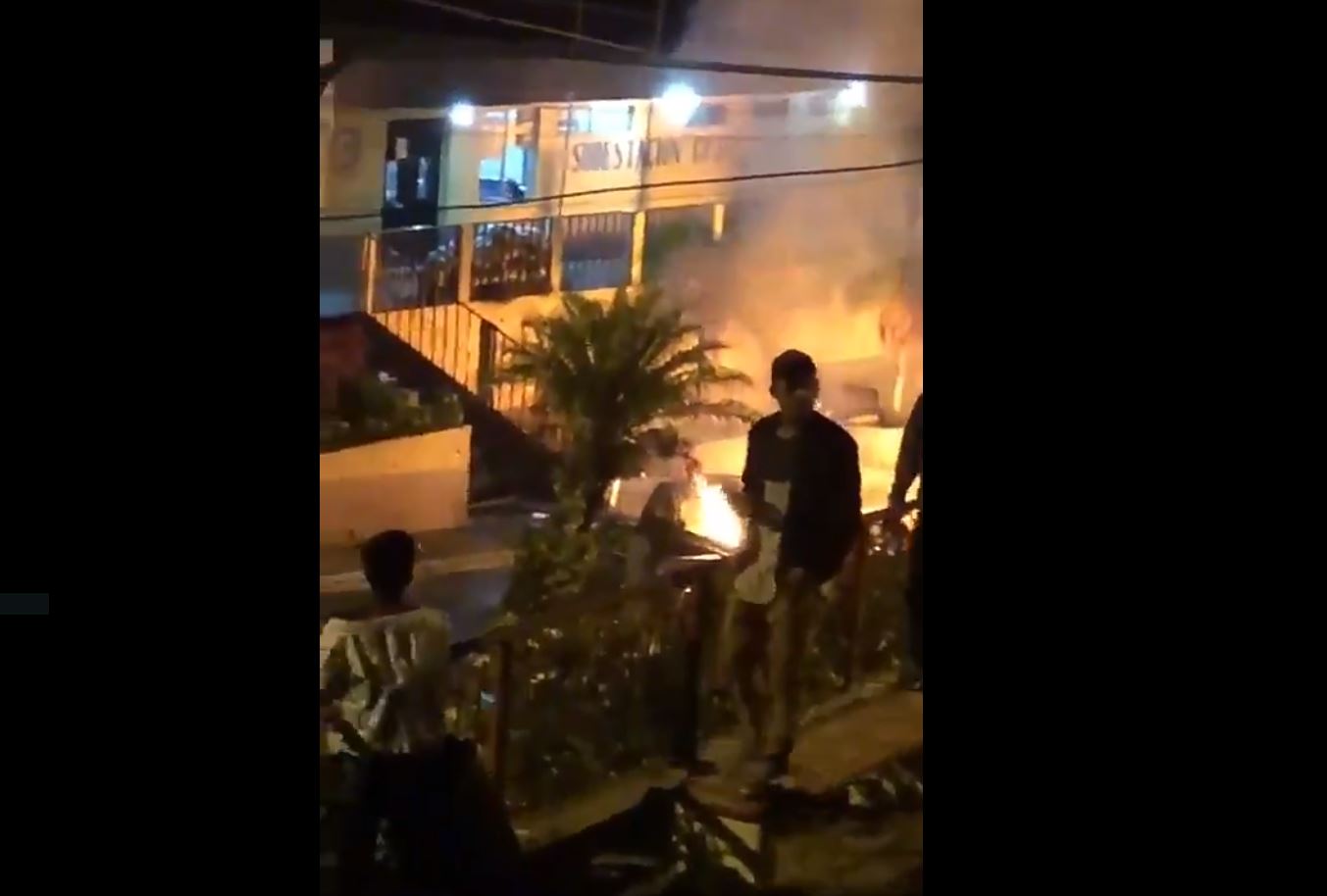 Disturbios frente a la sede policial de Fraijanes. (Foto Prensa Libre: Facebook)