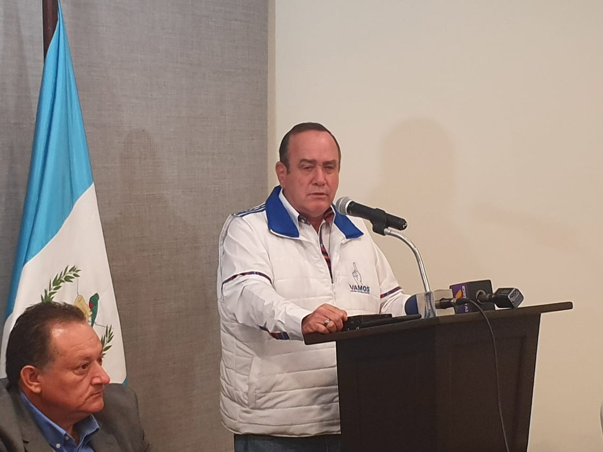 Alejandro Giammattei, candidato a la presidencia por Vamos, presenta la denuncia por "campañas negras". (Foto Prensa Libre: La Red)