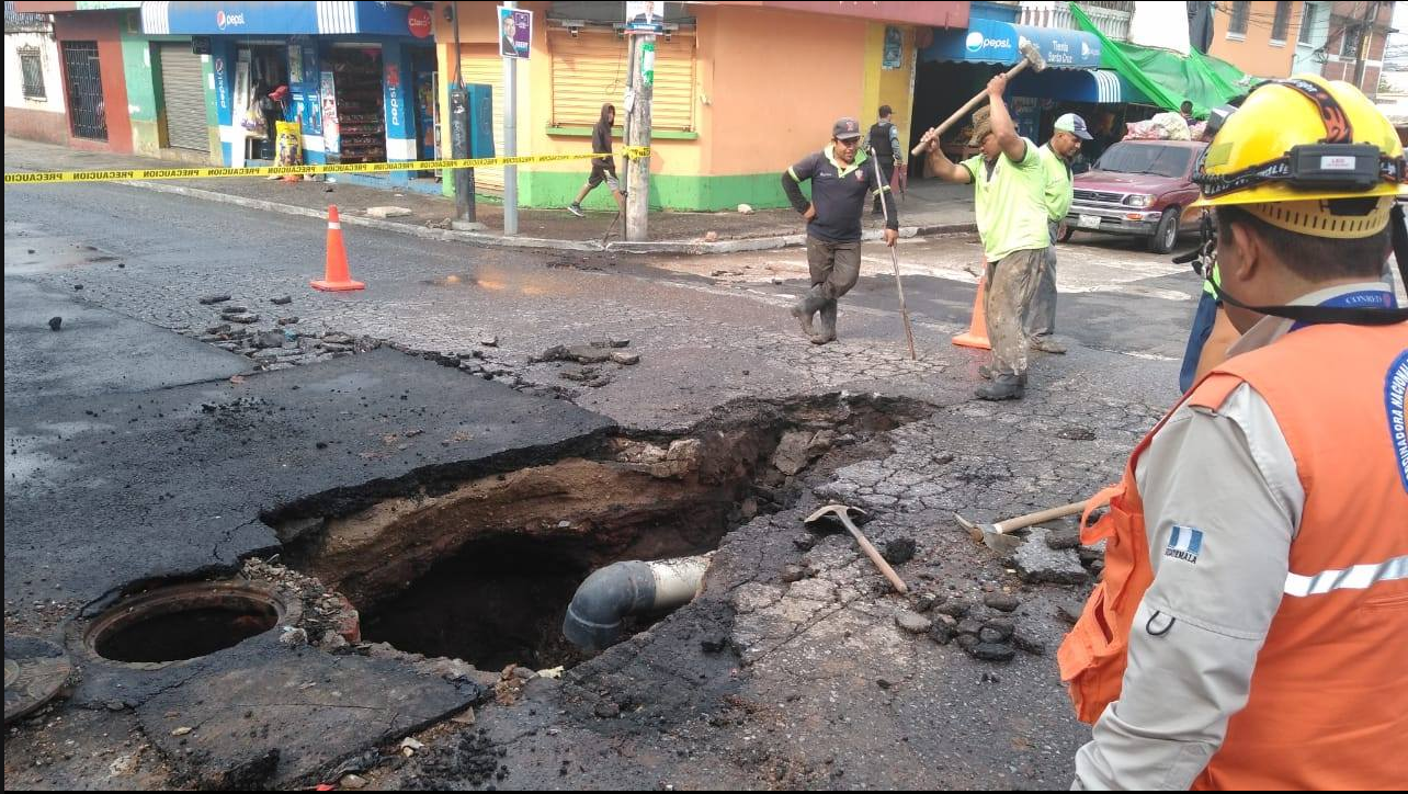 La presión del agua provocó un socavamiento en una calle de la colonia Kennedy, zona 18. (Foto Prensa Libre: Conred)