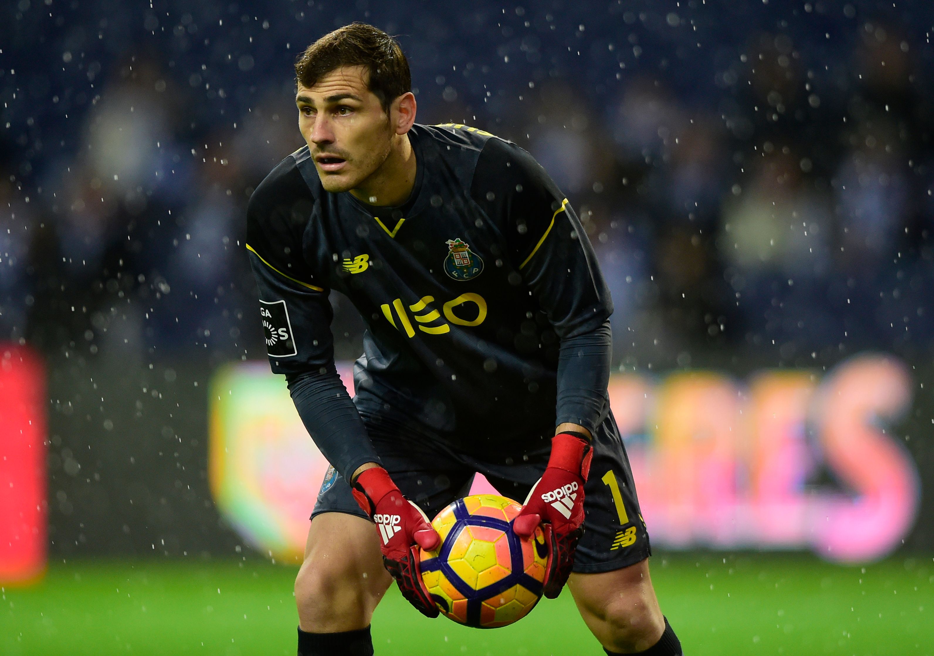 El exguardameta del Real Madrid, Iker Casillas, fue hospitalizado de urgencia tras sufrir un infarto en el entrenamiento matinal de su actual equipo. (Foto Prensa Libre: AFP) 