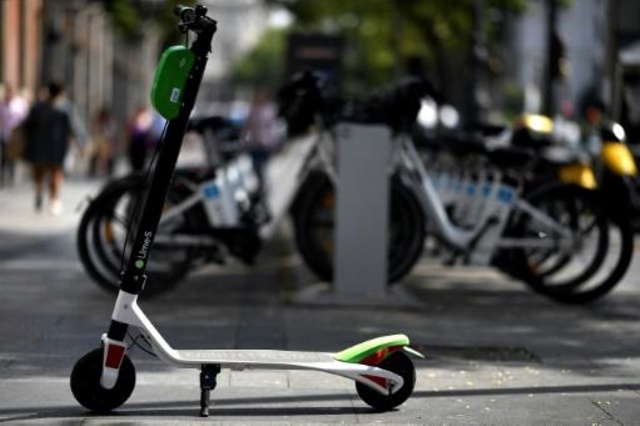 Los patinetes electrónicos están ganando adeptos, especialmente entre quienes recorren distancias cortas al trabajo. (Foto: AFP)