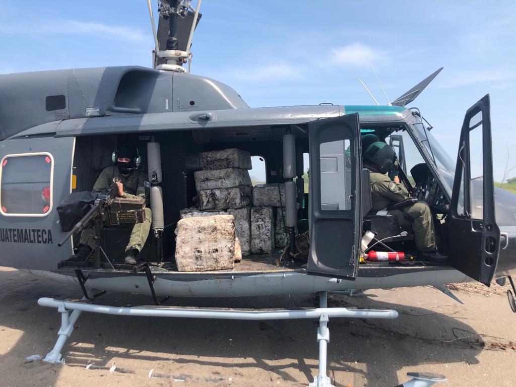 El Ejército incautó 2 mil 353 kilogramos de cocaína y reportó un un jet quemado en la Reserva Natural Manchón Guamuchal. (Foto Prensa Libre: MDN)