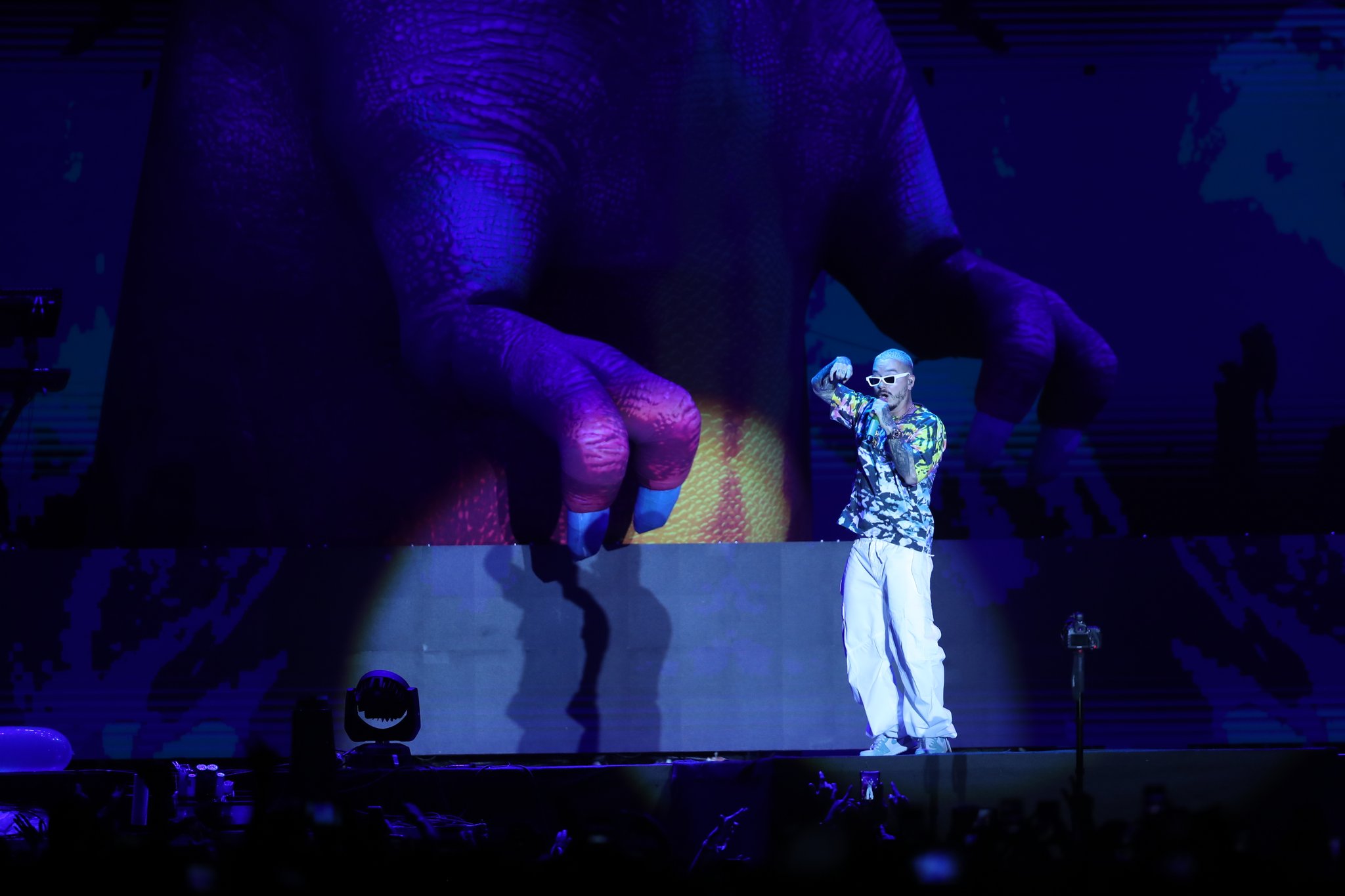 El reguetonero colombiano J Balvin, durante su show en el EMF 2019. (Foto Prensa Libre: Keneth Cruz).