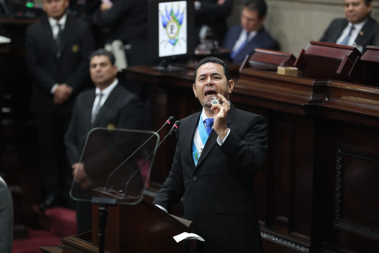 El presidente Jimmy Morales durante su discurso en la sesión solemne por conmemoración de la Constitución. (Foto Prensa Libre: Érick Ávila)