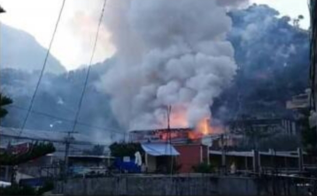 El fuego del incendio fue visible a varios kilómetros alrededor. (Foto Prensa Libre: Mike Castillo)