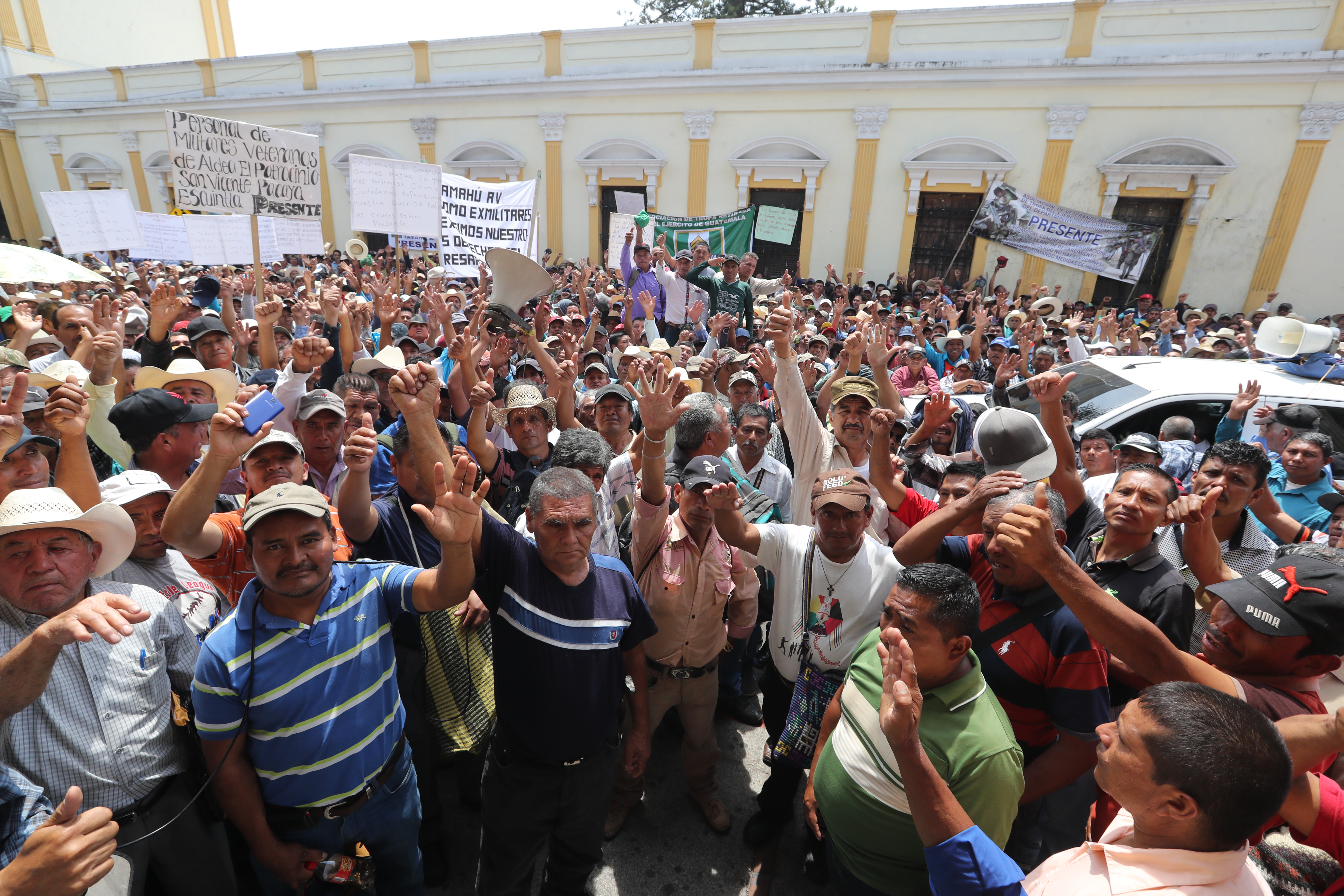 Supuestos militares retirados hicieron una manifestación afuer del Congreso. (Foto Prensa Libre: Hemeroteca PL)