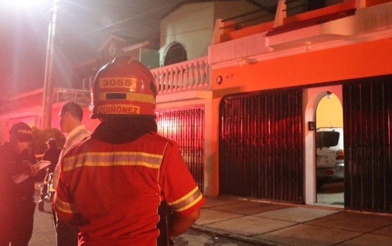 El presunto parricida fue detenido por los policías adentro e la casa, estaba cerca de los cadáveres. (Foto Prensa Libre: Cortesía) 