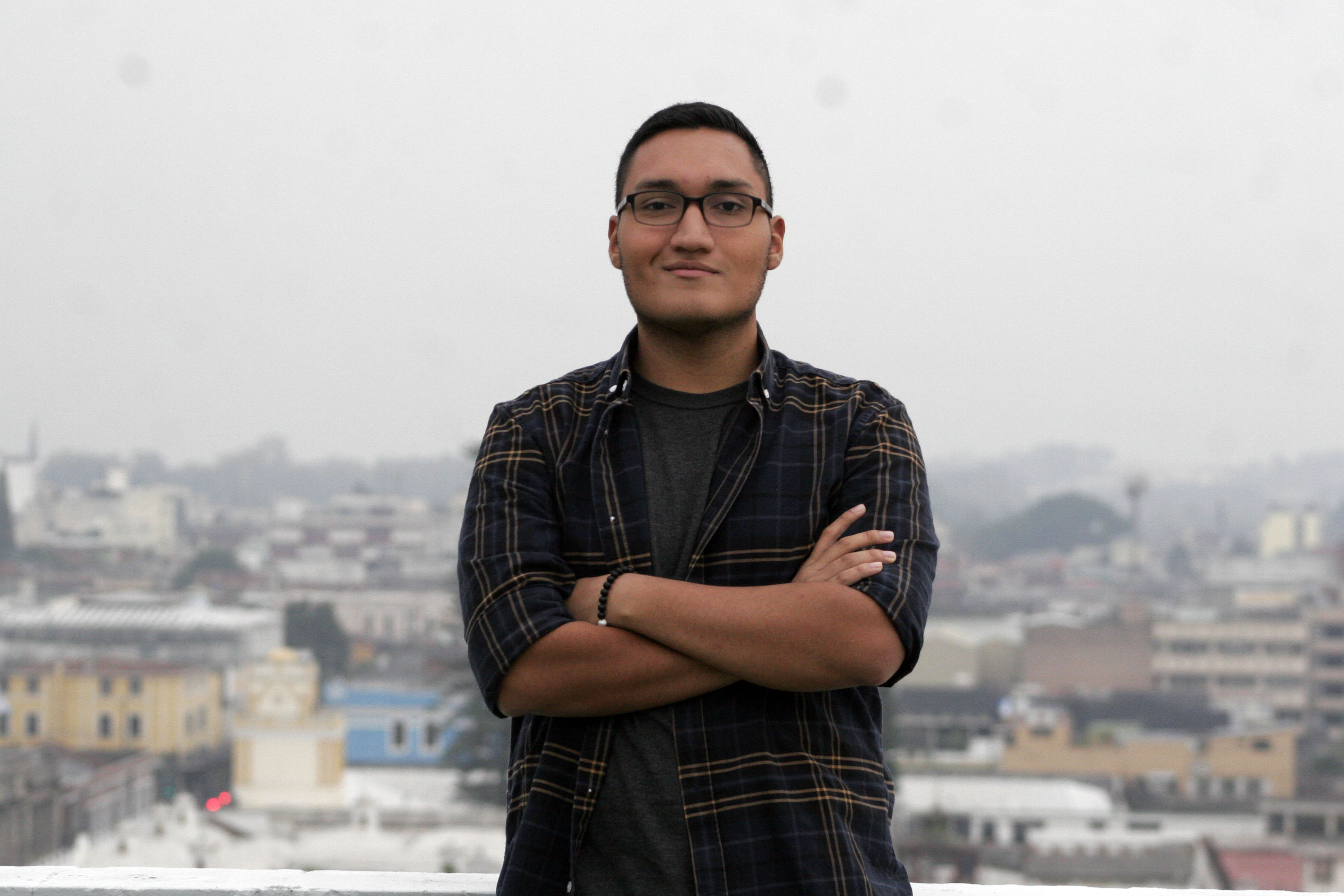 Romeo López,cineasta guatemalteco presenta su cortometraje "Lo que ocultan las tinieblas", ganador a mejor cortometraje de horror y mejor cinematografía en Los Angeles Film Awards.

(Foto Prensa Libre: María Rene Barrientos Gaytan)