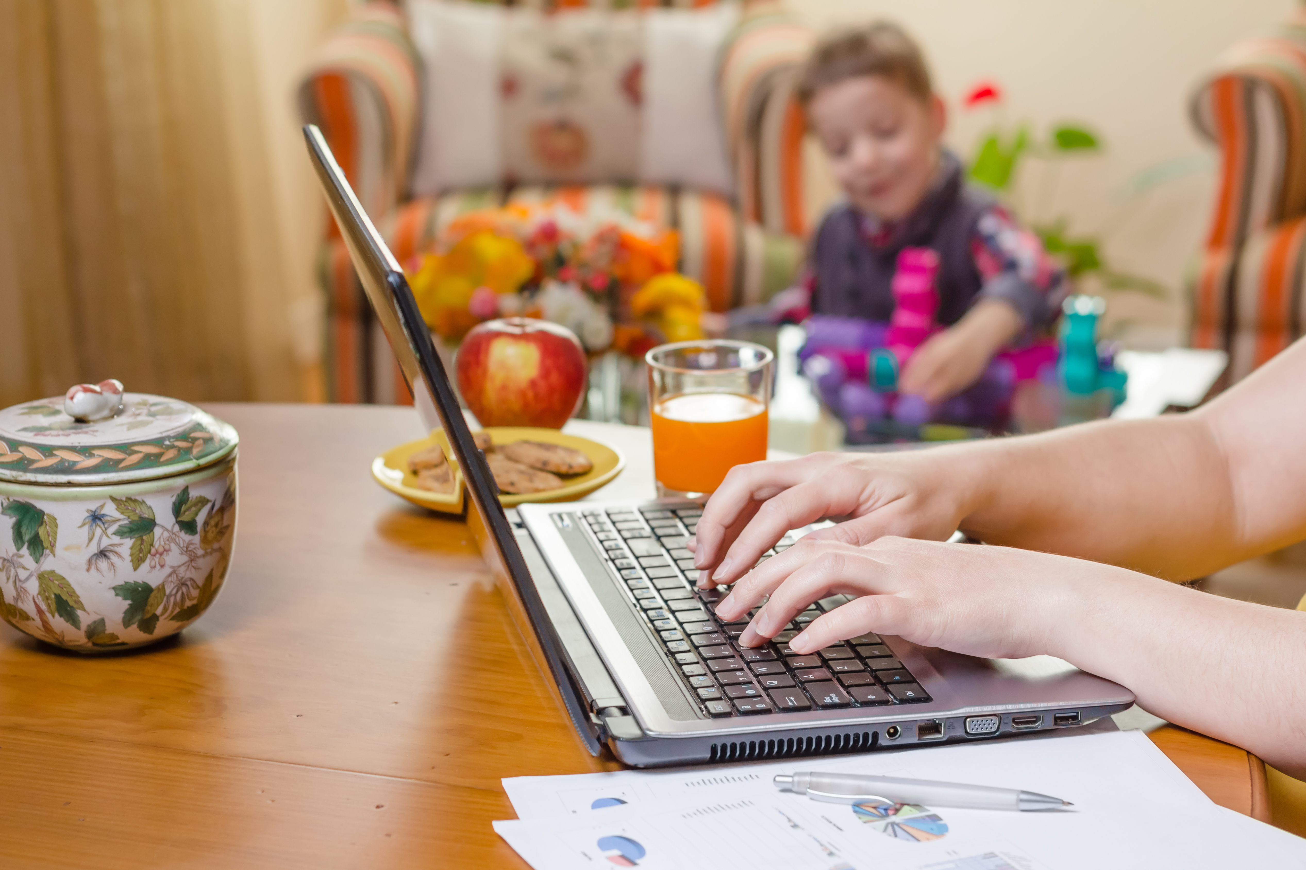 Hay trabajos alternativos que pueden acoplarse a su estilo de vida, laborando desde casa. (Foto Prensa Libre: Servicios).