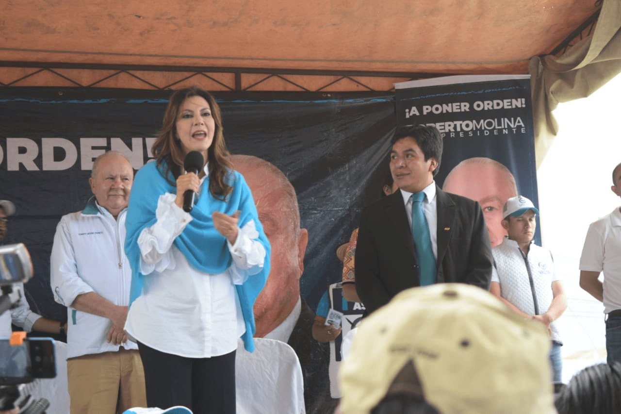 La candidata Zury Rios por el partido Valor habla a sus simpatizantes en San Mateo, Quetzaltenango. (Foto Prensa Libre: Carlos Hernández)