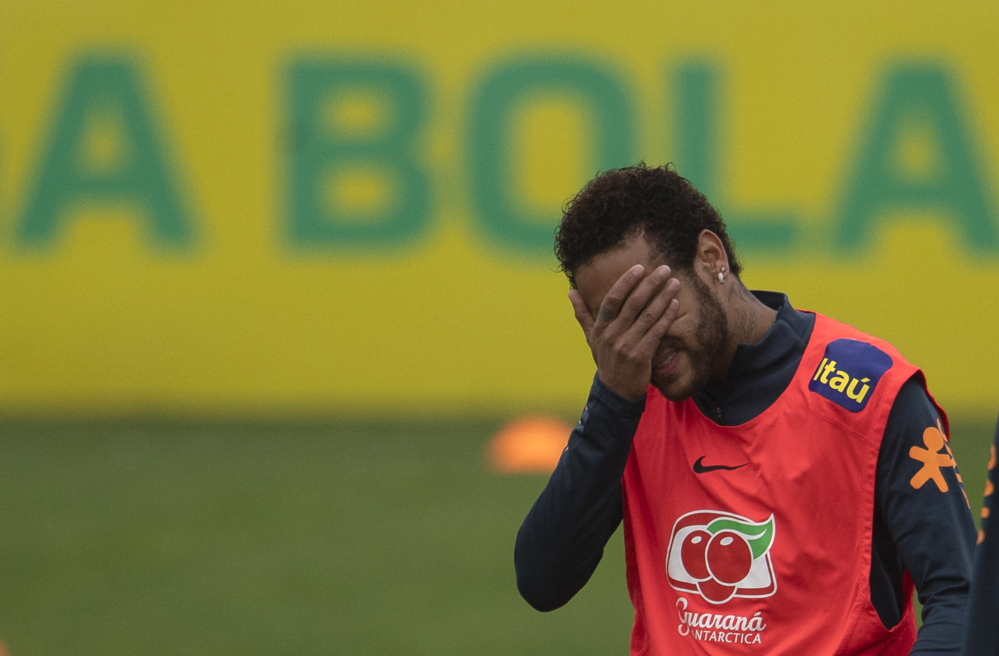 Neymar afronta problemas legales con las autoridades brasileñas por un supuesto caso de violación. (Foto Prensa Libre: AFP)