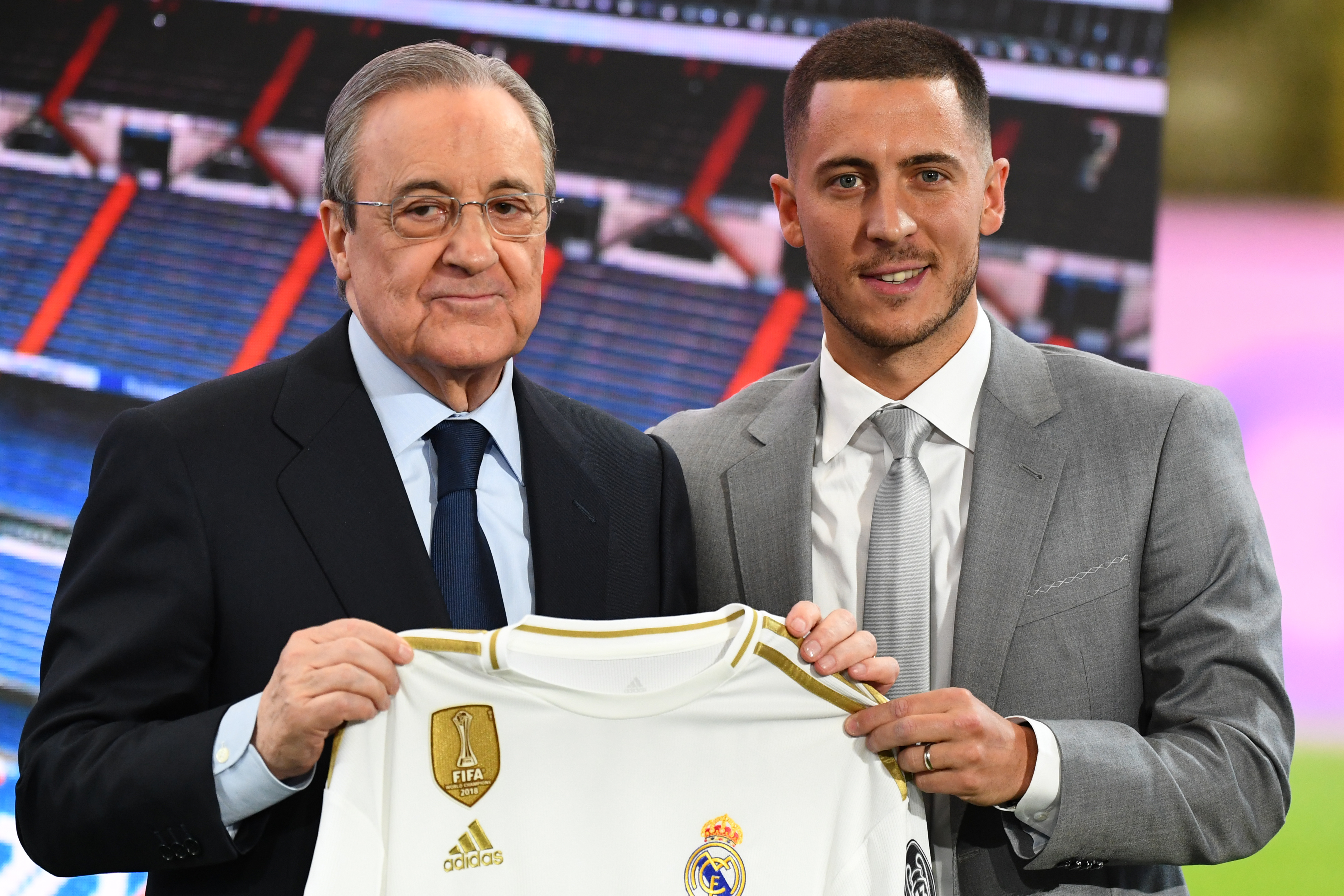 Eden Hazard junto a Florentino Pérez en su presentación como nuevo jugador del Real Madrid. (Foto Prensa Libre: AFP)