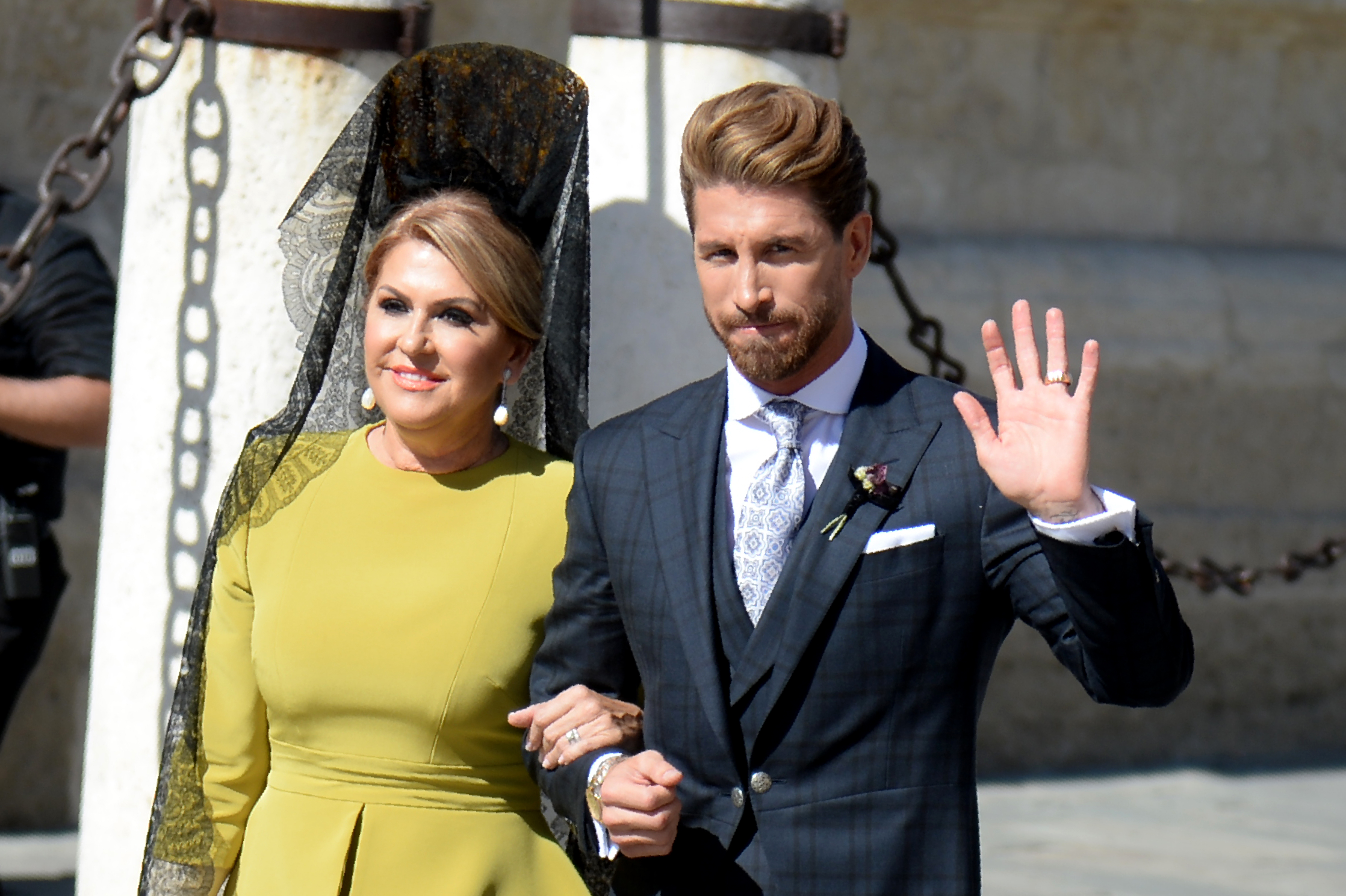 El jugador del Real Madrid Sergio Ramos junto a su madre, Paqui Gracia, antes de ingresar a la iglesia para casarse con Pilar Rubio. (Foto Prensa Libre: AFP)