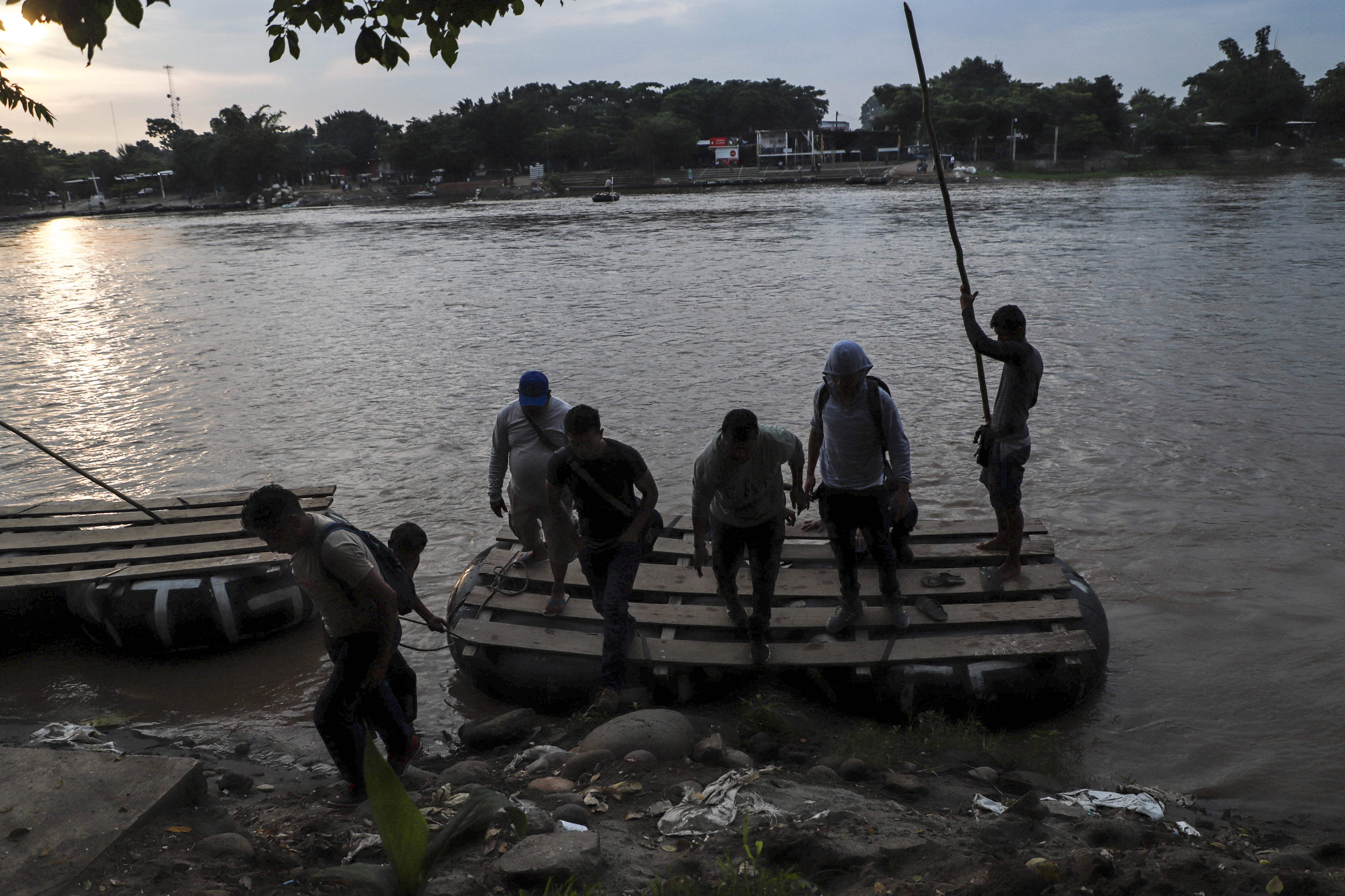 Estados Unidos y Centroamérica buscan una solución para la crisis migratoria en la región. (Foto Prensa Libre: AFP)
