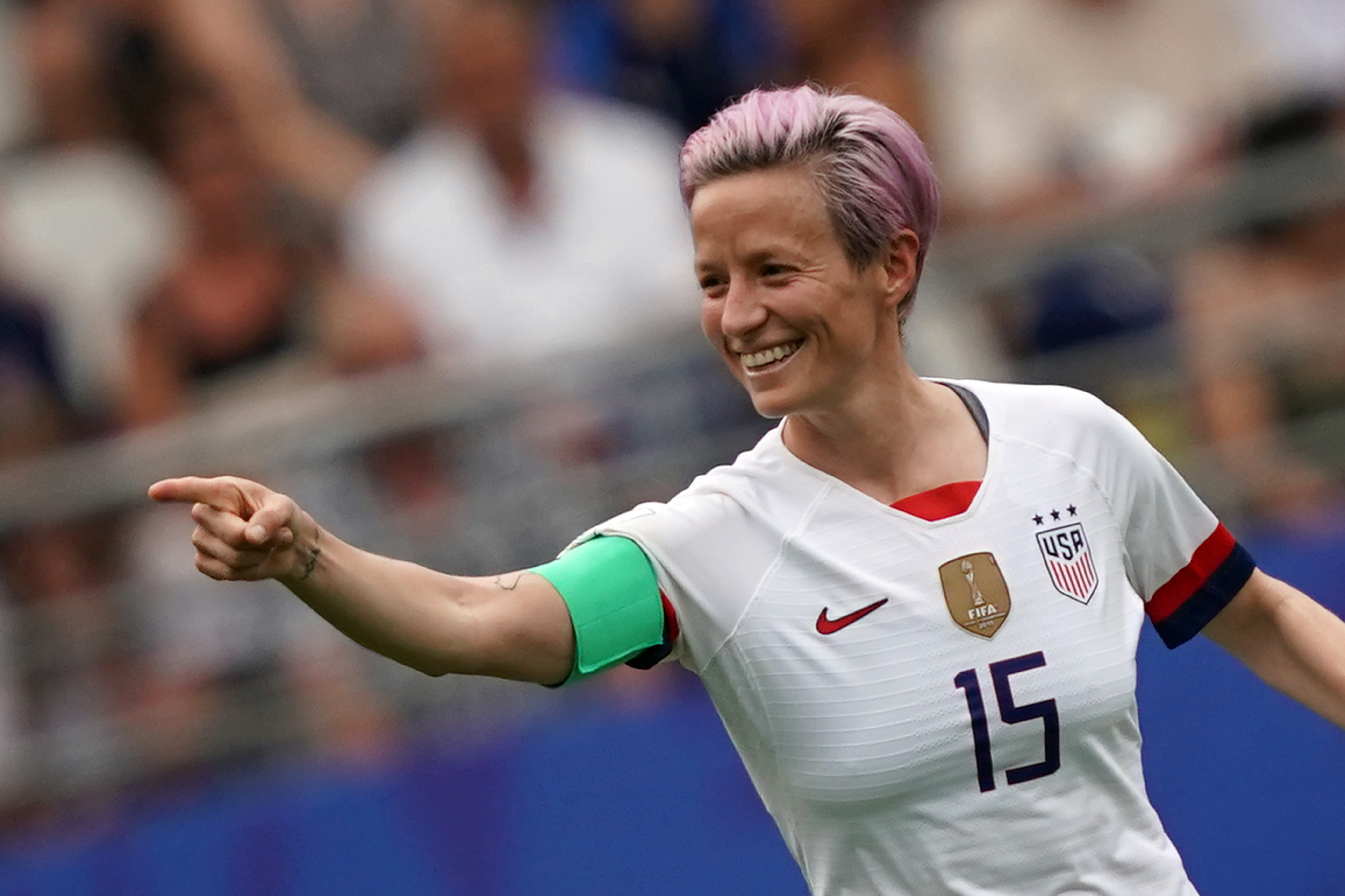 Megan Rapinoe se mantiene en protesta contra el racismo y la brutalidad policial desde el 2016, la capitana de la selección de Estados Unidos anotó un doblete con el que su equipo avanzó a cuartos de final. (Foto Prensa Libre: AFP)