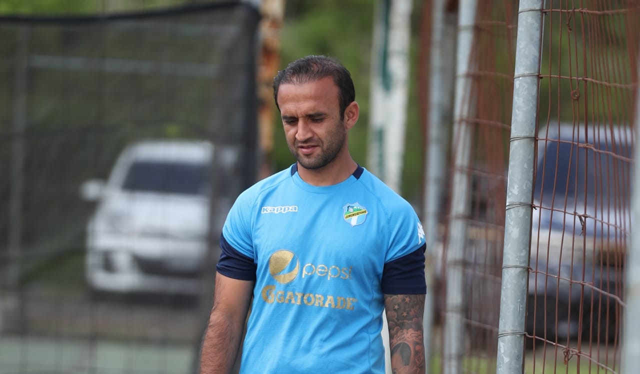 José Manuel Contreras durante el entreno con los cremas de este 21 de junio. (Foto Prensa Libre: Carlos Vicente).