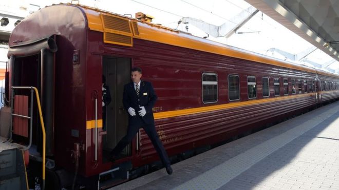 El primer tren turístico que viaja por la región ártica de Rusia, visitando zonas que se caracterizan por tener temperaturas todo el año por debajo de los 0 ºC, partió el miércoles de la estación de San Petersburgo con 91 pasajeros a bordo. GETTY IMAGES