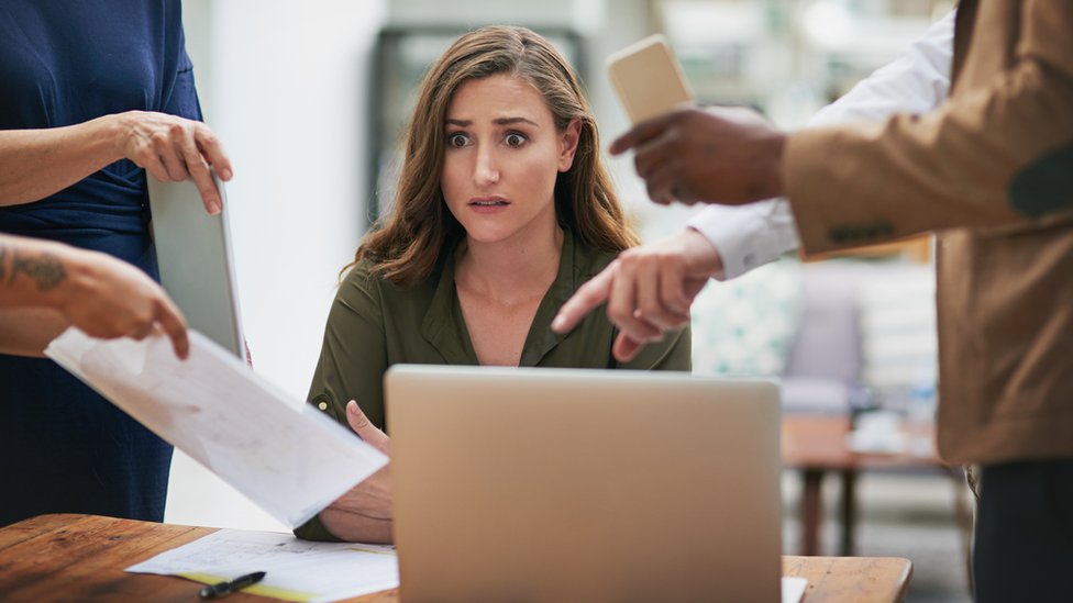 El estrés laboral impacta de manera negativa la creatividad en el trabajo.