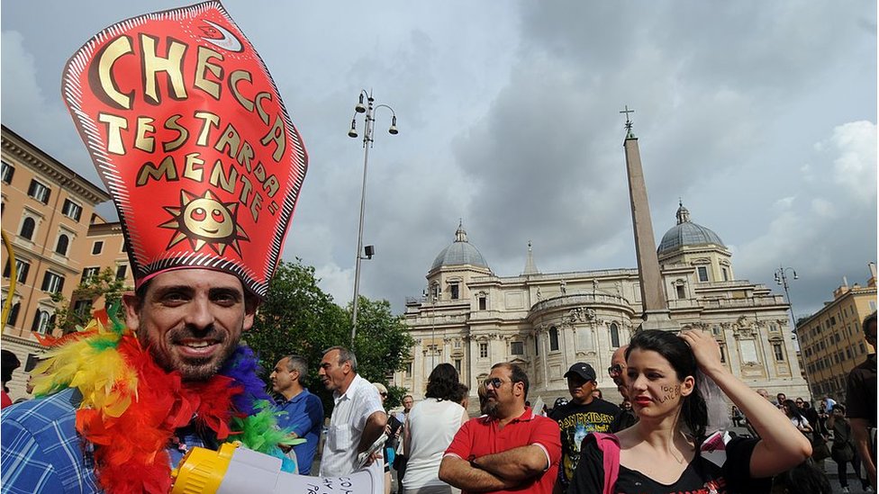 El documento fue publicado en un momento en que comunidades LGTBQ celebran el Mes del Orgullo Gay.