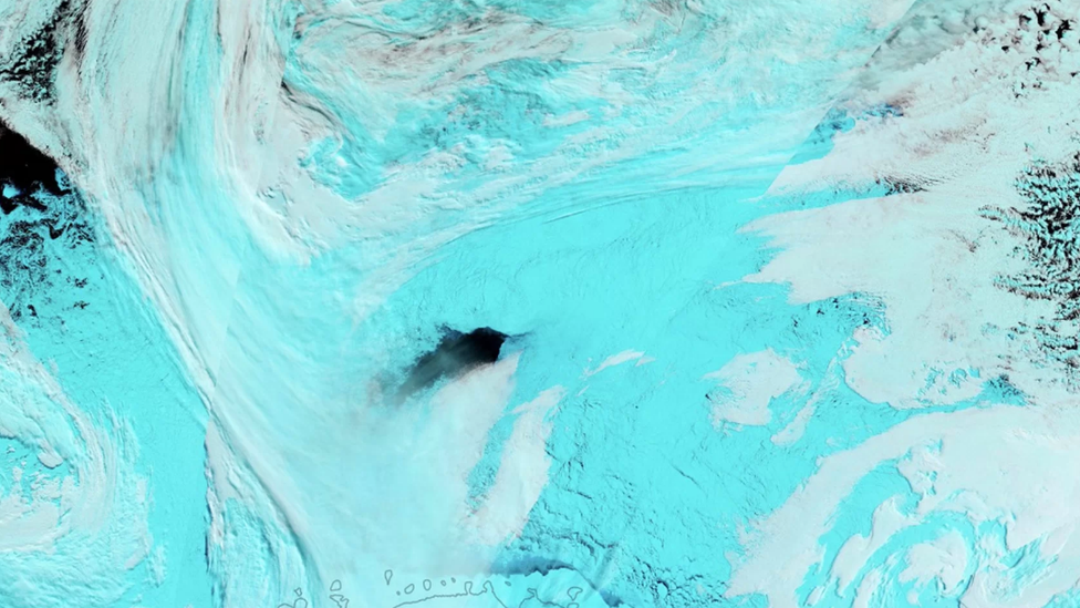 Dos grandes polinias o agujeros en el hielo fueron detectados en el Mar de Weddell por la NASA. En la imagen se ve el hallado en 2017, que medía 50.000 km cuadrados.