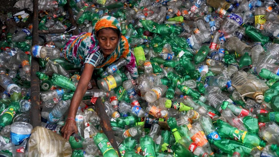 Solamente una pequeña proporción del plástico que se consume es reciclado.