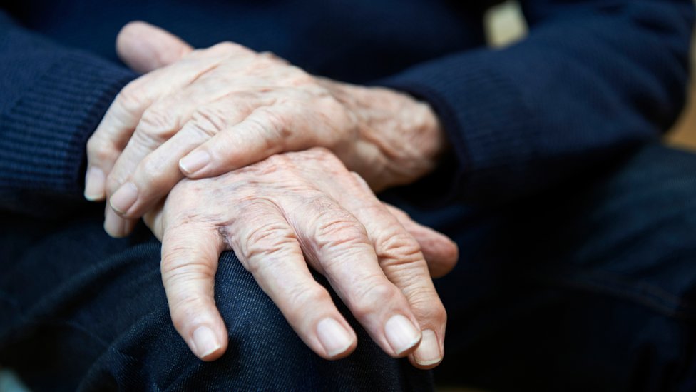 La enfermedad de Parkinson es un trastorno del movimiento y se caracteriza por un temblor en las manos y otras partes del cuerpo. La edad promedio de inicio es a los 60 años, pero a veces ocurre antes.