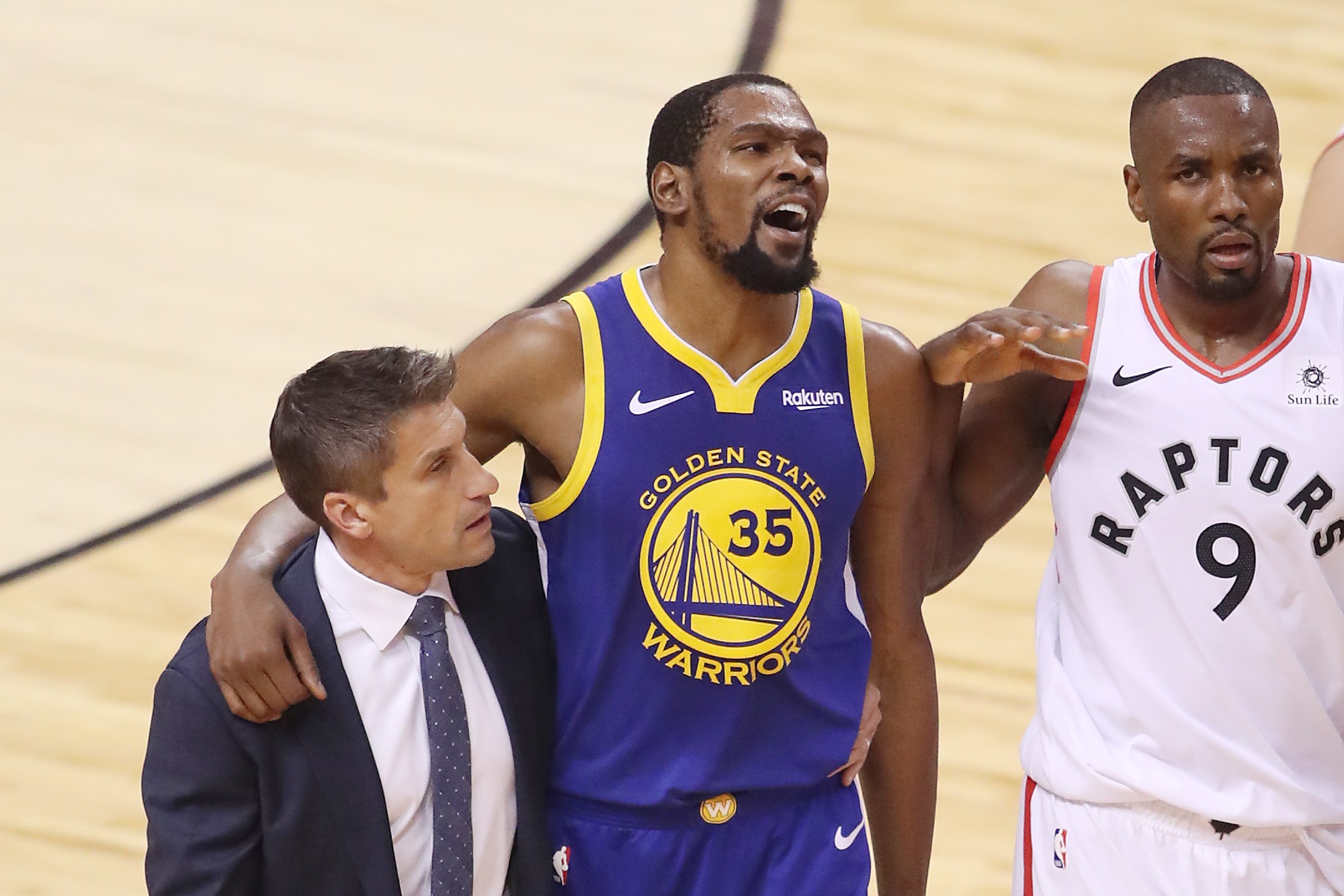 Kevin Durant #35, de   Golden State Warriors abandona el partido después de volverse a lesionar. (Foto Prensa Libre: AFP).