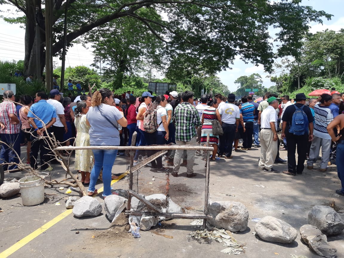 Bloqueo en el puente Castillo Armas. (Foto Prensa Libre: Rolando Miranda).