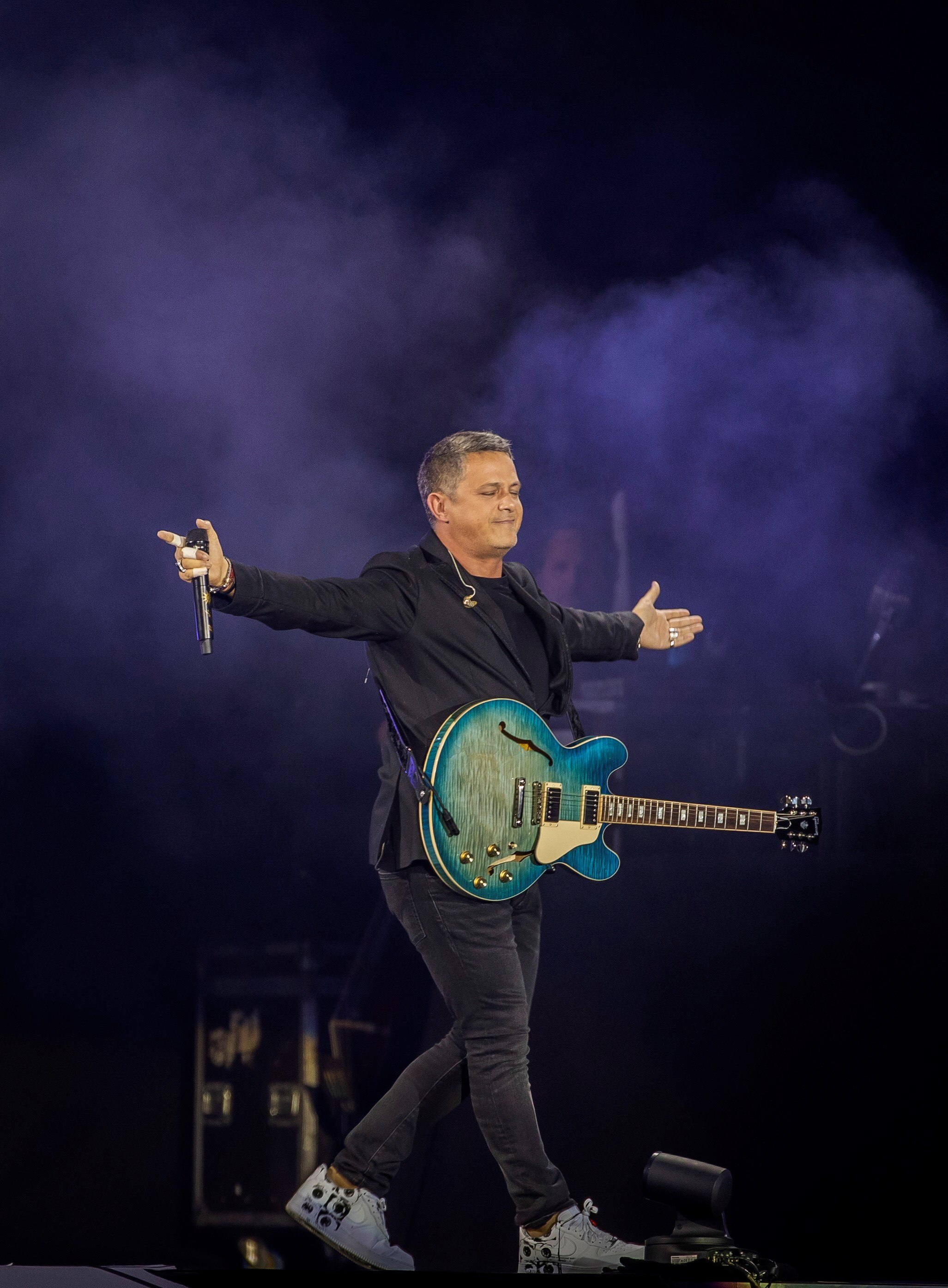 Alejandro Sanz, en uno de sus conciertos de su reciente gira.  EFE