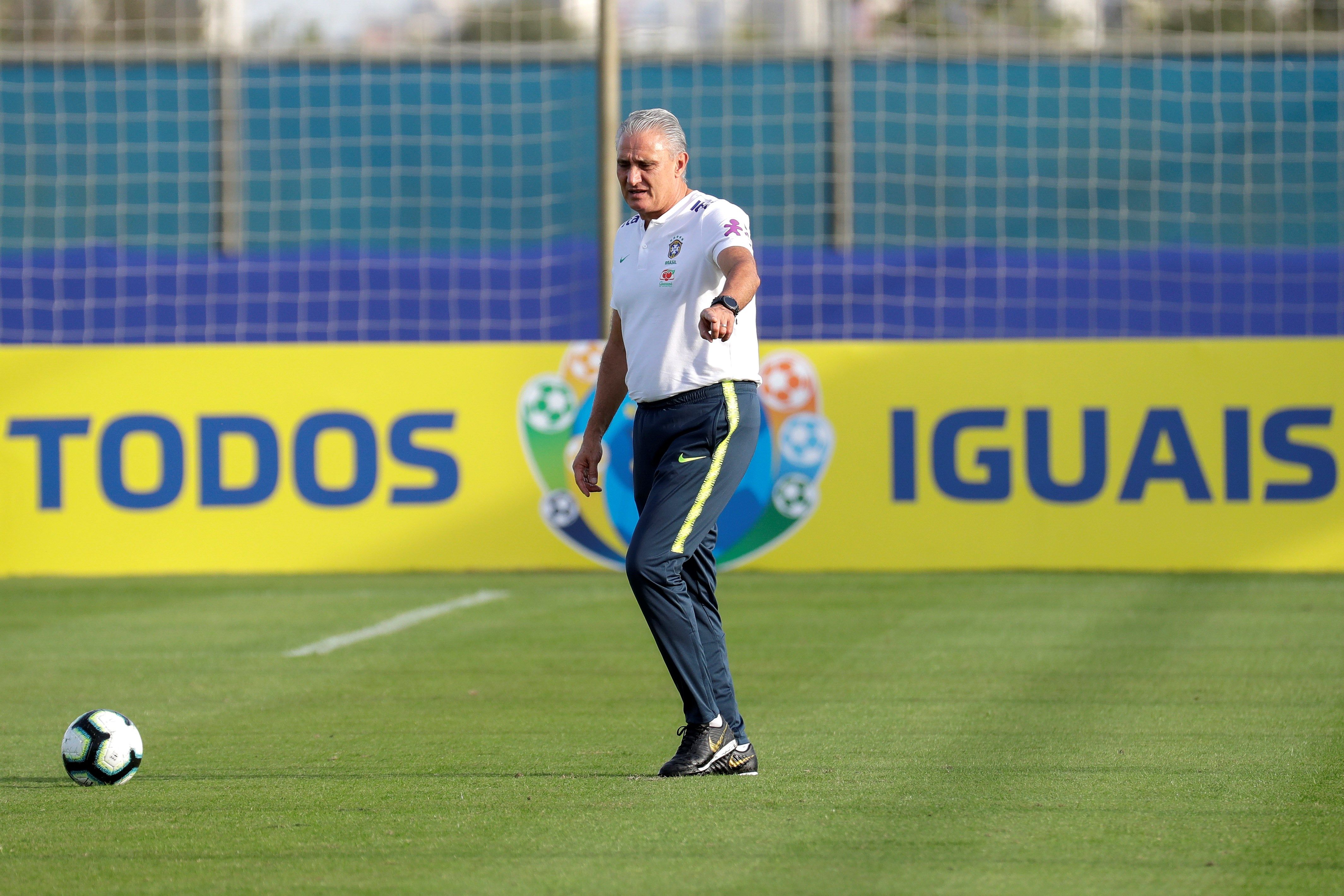 El entrenador de la selección brasileña de futbol Tite participa en un entrenamiento con su equipo en el centro de entrenamientos del club Gremio, en Porto Alegre. Brasil. (Foto Prensa Libre: EFE)