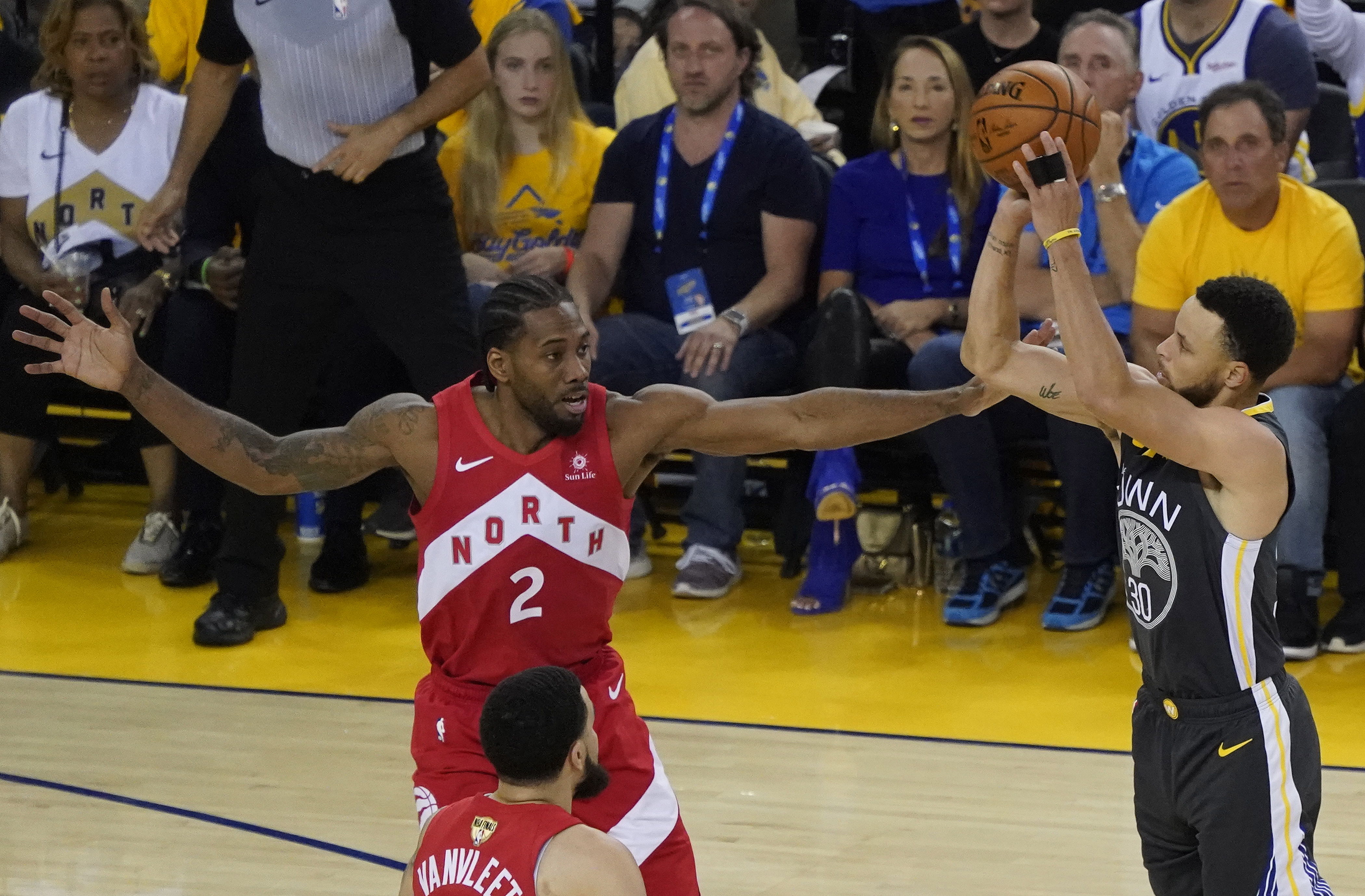 Kawhi Leonard ha sido la gran figura de los Raptors. (Foto Prensa Libre: EFE)