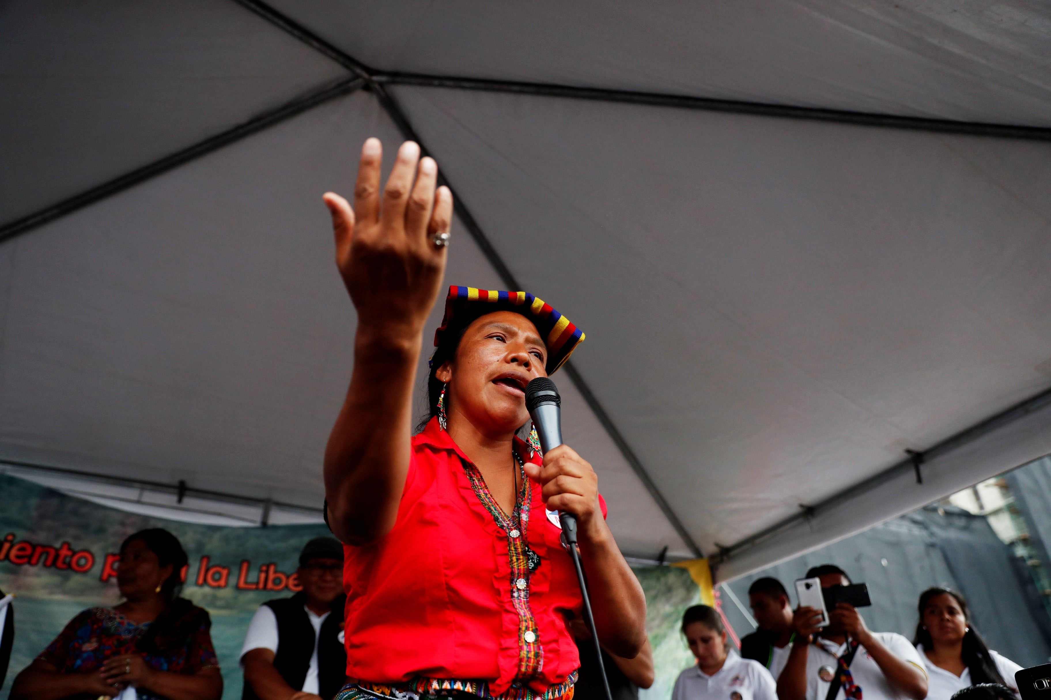 GU7001. CIUDAD DE GUATEMALA (GUATEMALA), 09/06/2019.-Thelma Cabrera, candidata a la presidencia de Guatemala por el Movimiento de Liberación de los Pueblos, representante de la etnia Mam, habla este sábado 8 de junio de 2019, durante el cierre de su campaña en el Parque Central, en la ciudad de Guatemala (Guatemala). Mujer, indígena, campesina y defensora de derechos humanos. Thelma Cabrera es un referente de las movilizaciones sociales en Guatemala y ahora busca ser la primera mujer e indígena presidenta del país con una reforma total del Estado basada en el "Buen Vivir" y en los valores de los pueblos originarios, discriminados y olvidados. EFE/Esteban Biba