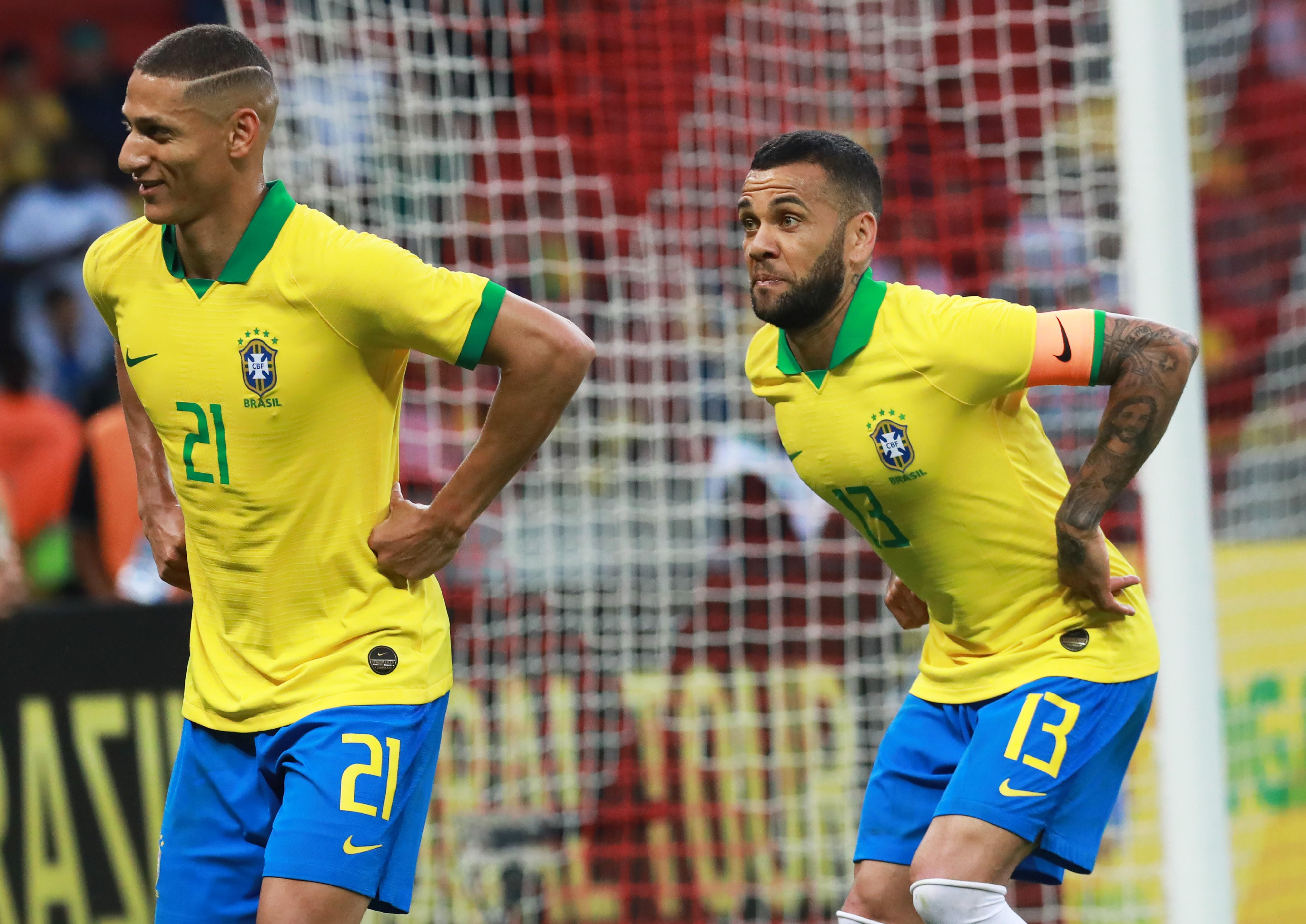 Richarlison (i) y Dani Alves (d) de Brasil celebran una anotación ante Honduras, este domingo, durante un partido amistoso internacional entre la selecciones de Brasil y Honduras celebrado en el Estadio Beira-Rio de Porto Alegre (Brasil).  (Foto Prensa Libre: EFE)