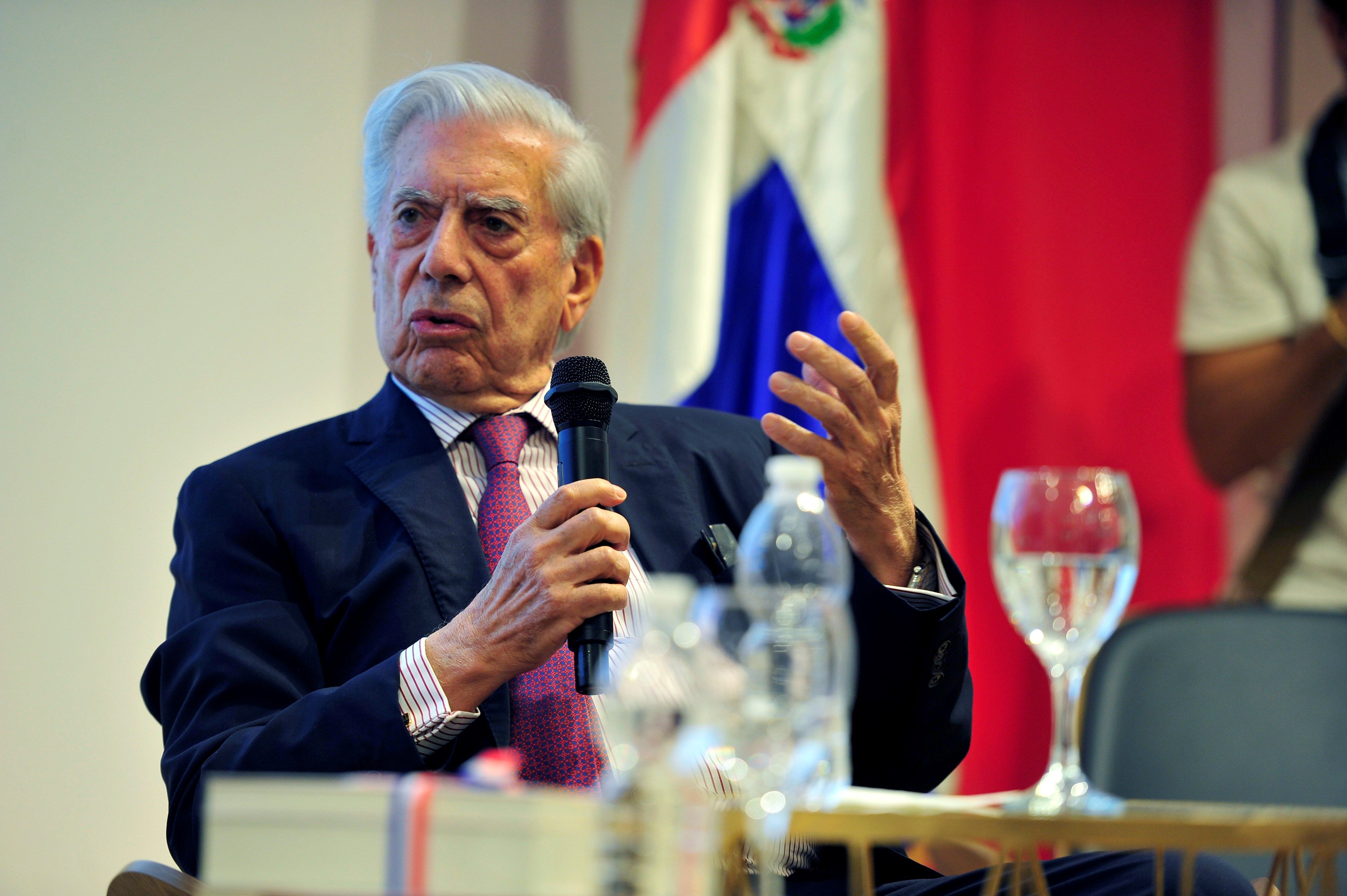 Mario Vargas Llosa durante la charla en el Pabellón de República Dominicana de la Feria del Libro (Foto Prensa Libre: EFE/Diego Pérez Cabeza)