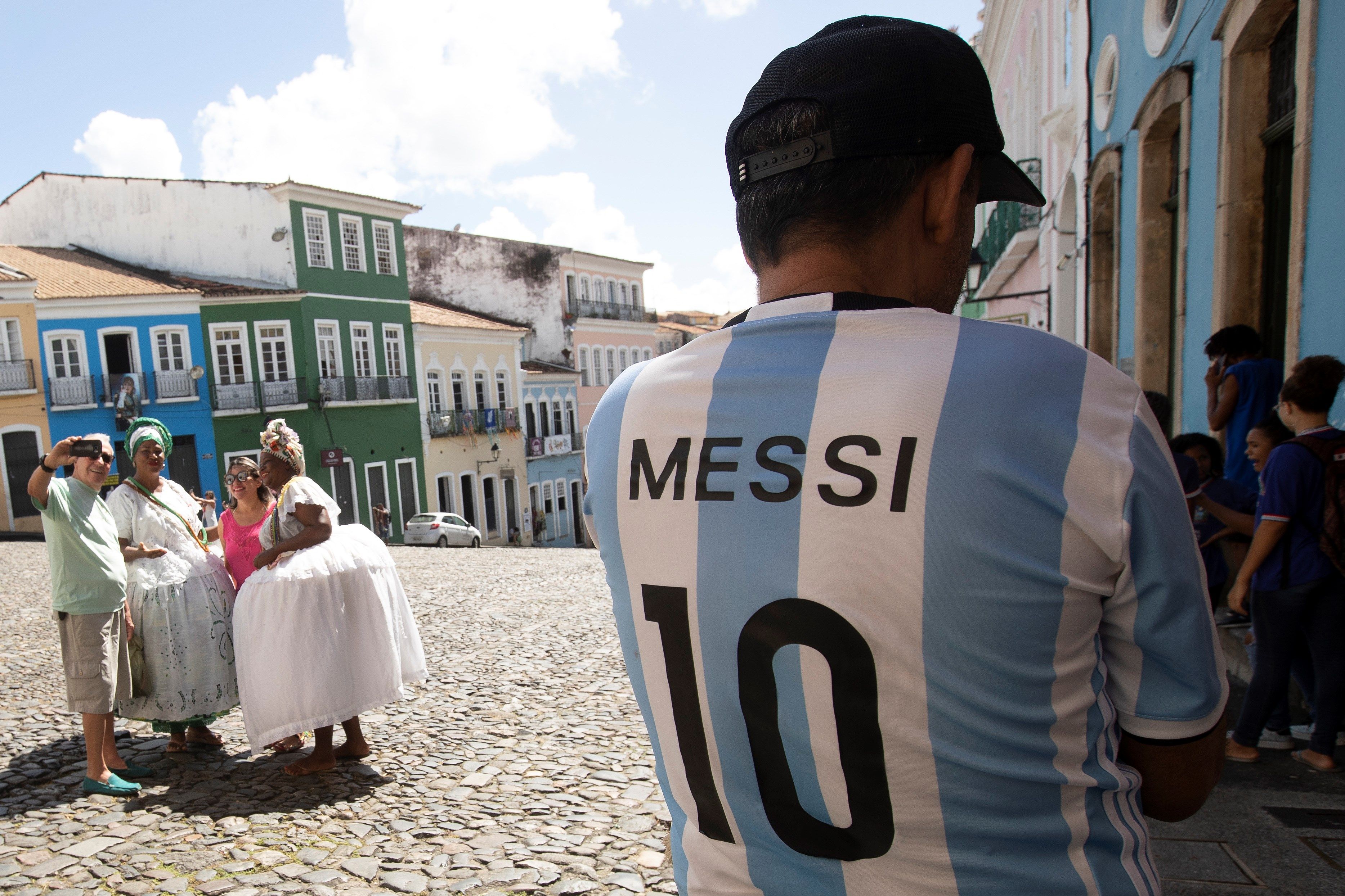 Un hombre con la camiseta del argentino Messi pasea este martes por el Pelourinho, centro histórico de Salvador.  (Foto Prensa Libre: EFE)