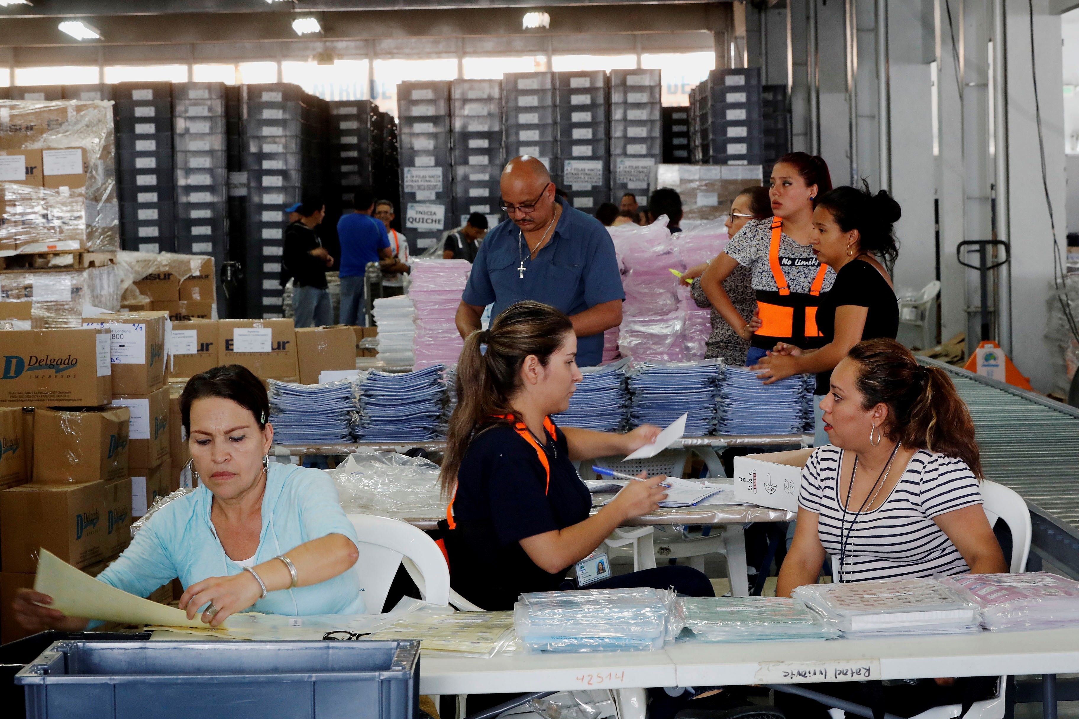 Personal del Tribunal Supremo Electoral (TSE) continuaba el 11 de junio con el embalaje de las papeletas para las elecciones generales del 16 de junio. (Foto Prensa Libre: EFE).