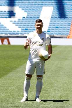 El delantero serbio Luka Jovic en el cesped del estadio Santiago Bernabeu tras su presentación como nuevo jugador del Real Madrid. (Foto Prensa Libre: EFE)