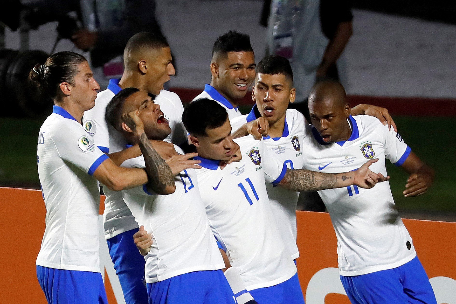 El jugador de Brasil Philippe Countinho (c) celebra con sus compañeros luego de anotar en el partido inaugural entre Brasil y Bolivia del Grupo A en la Copa América. (Foto Prensa Libre: EFE)